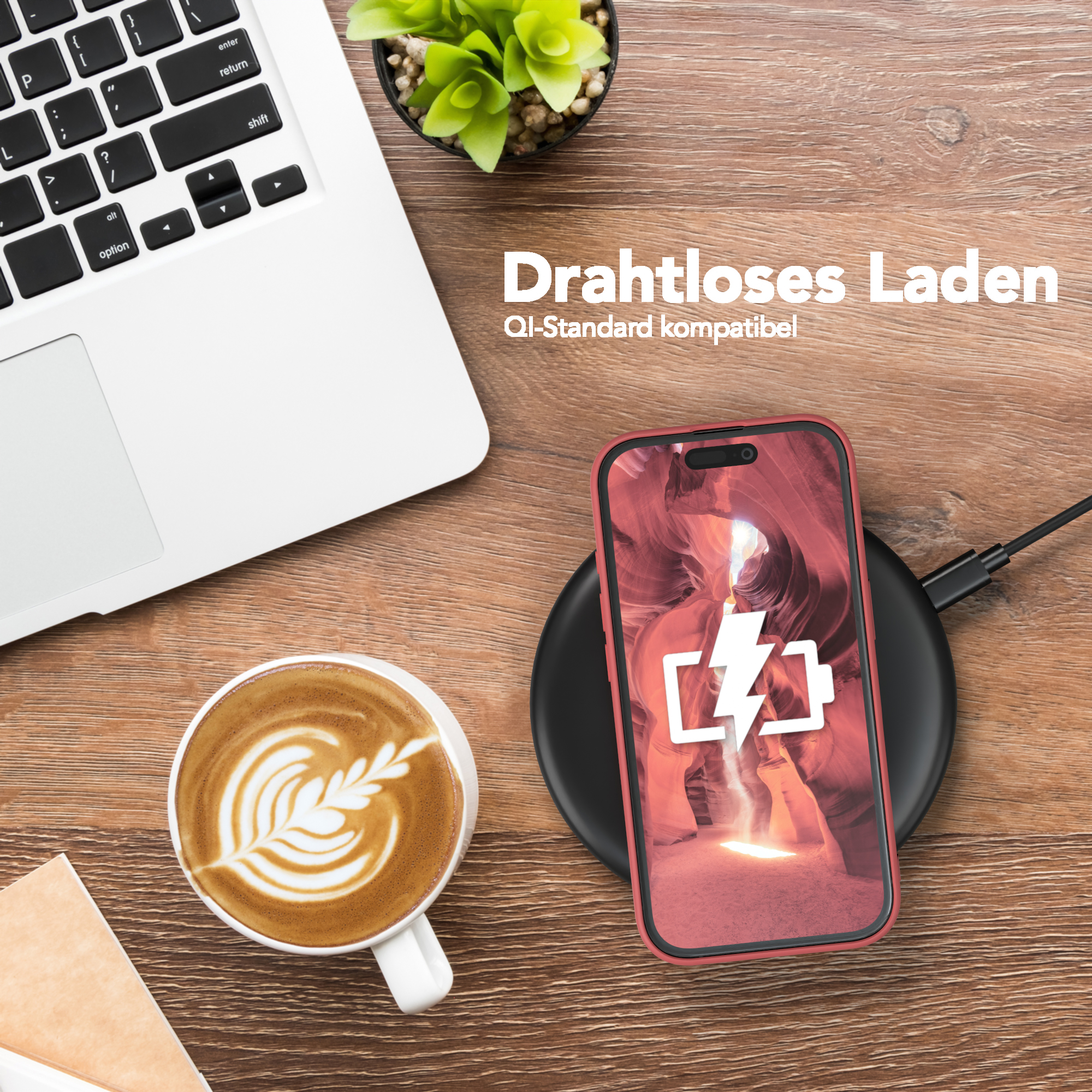 Telefon auf kabellosem Ladegerät mit Kaffeetasse und Laptop. Hintergrund: Holz.