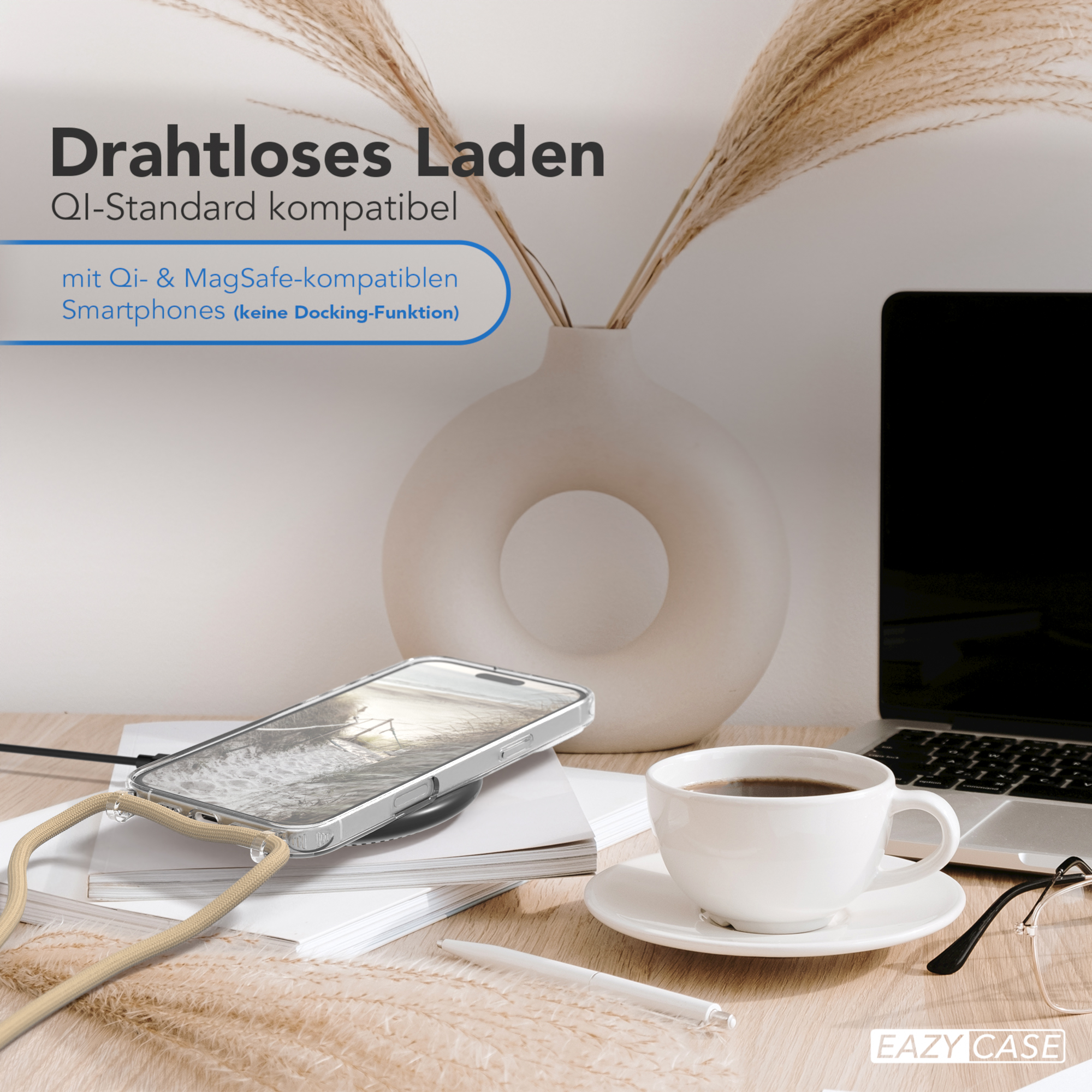 Ein Smartphone, das kabellos geladen wird, eine Kaffeetasse und eine Vase auf einem Holztisch.