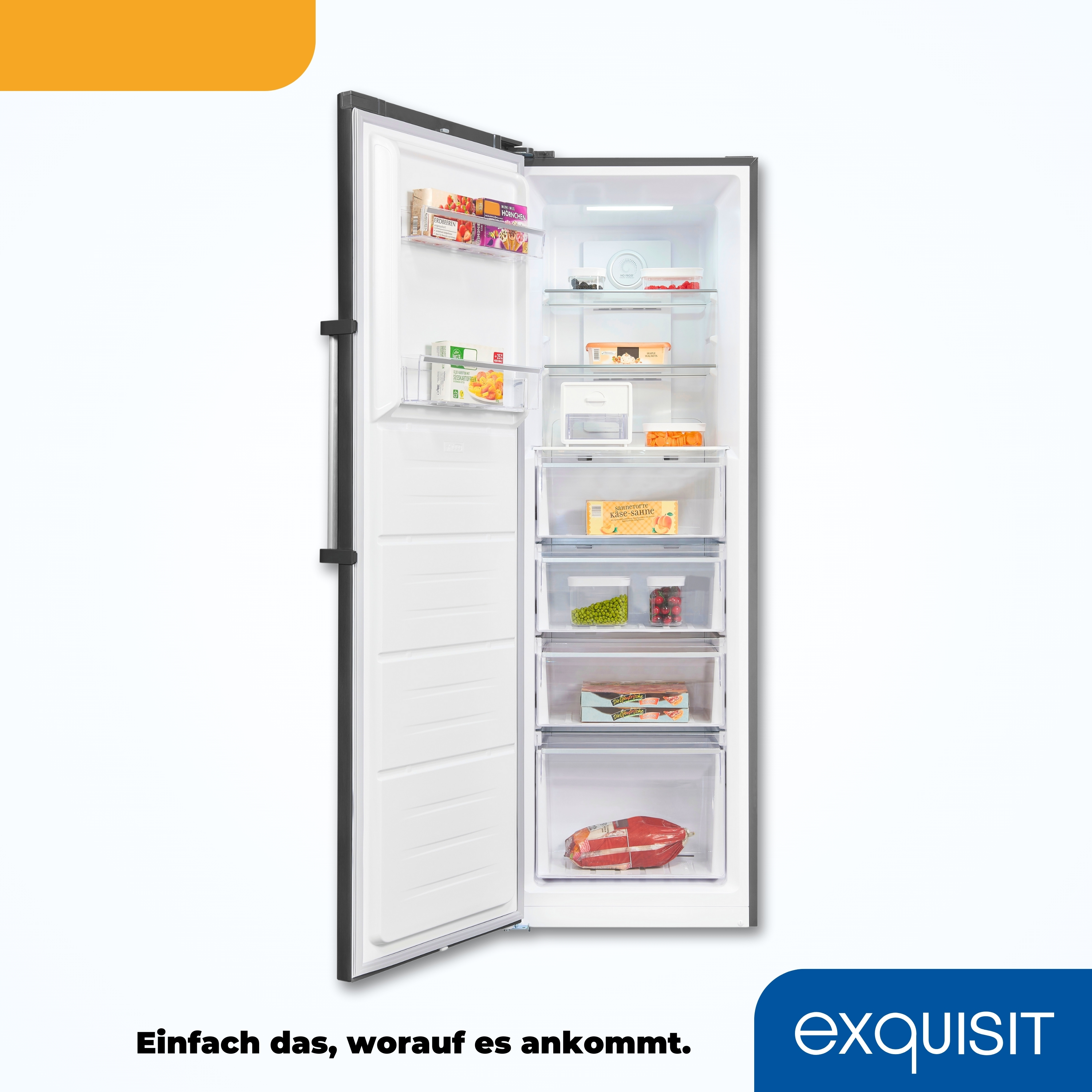 Ein Kühlschrank mit offener Tür, der Regale mit Essen im Inneren zeigt.