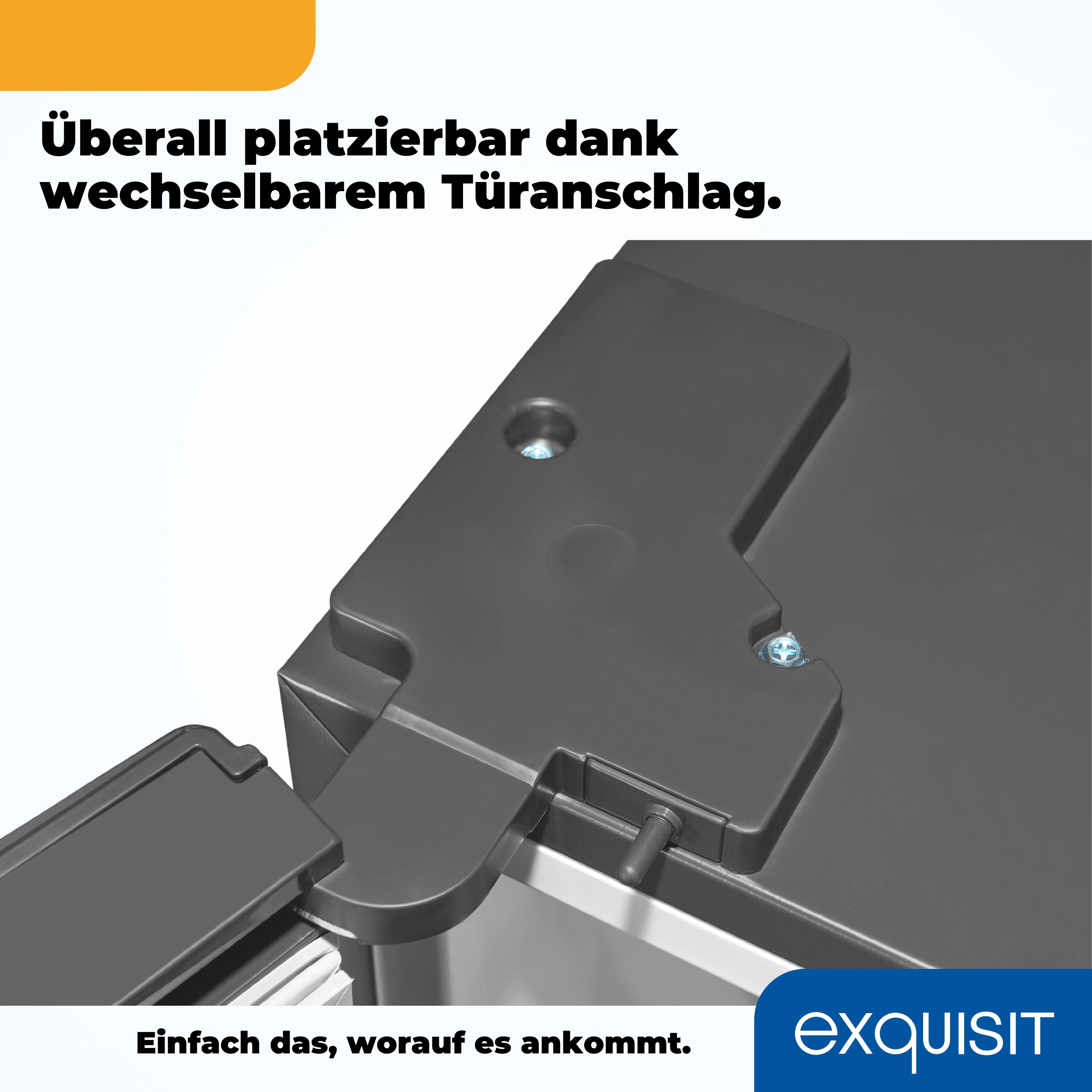 Nahaufnahme eines Metallscharniers an einem dunkelgrauen Türrahmen mit dem Wort 'exquisit' unten.