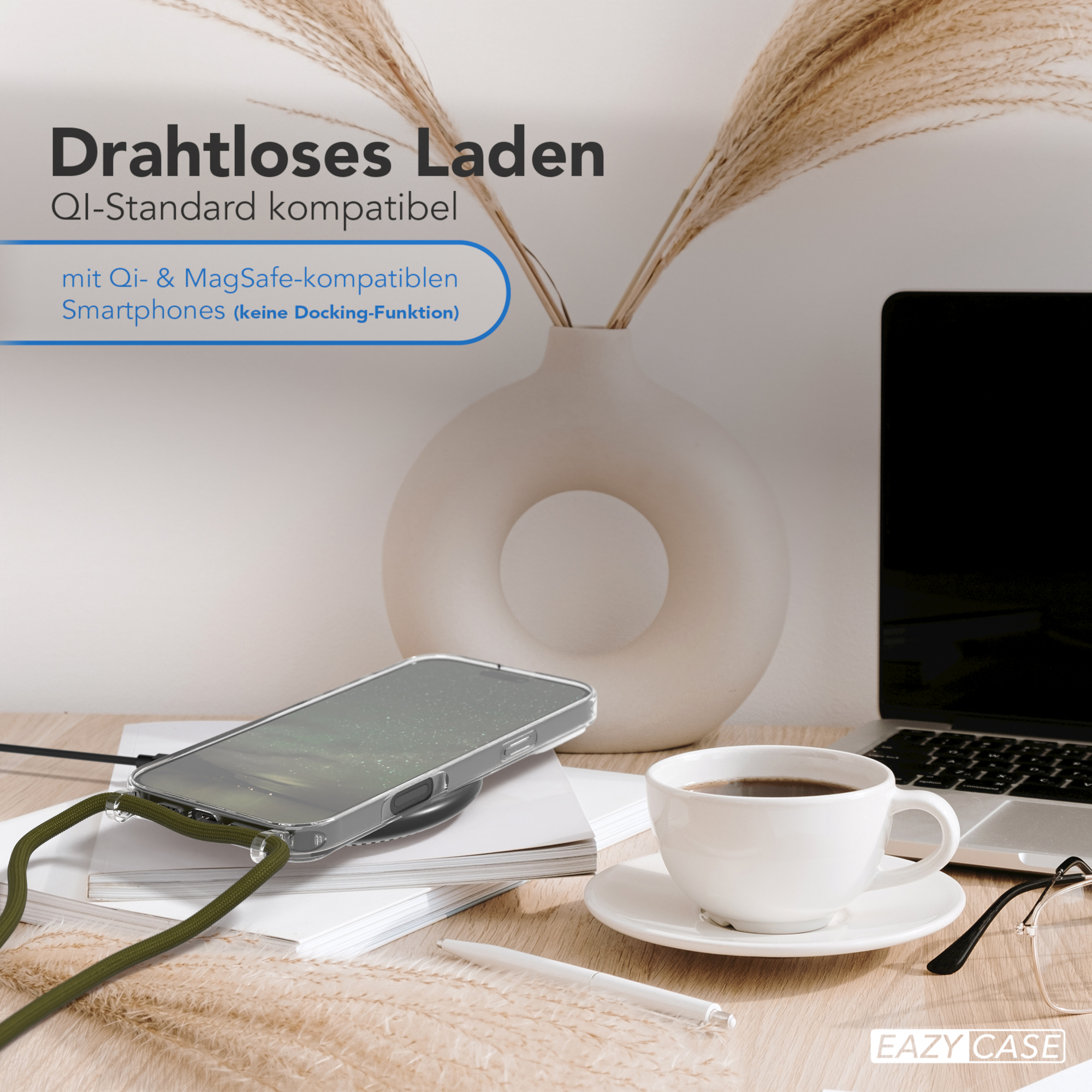 Ein Telefon, das auf einem kabellosen Ladegerät geladen wird. Eine weiße Tasse und ein Laptop stehen auf dem Schreibtisch.
