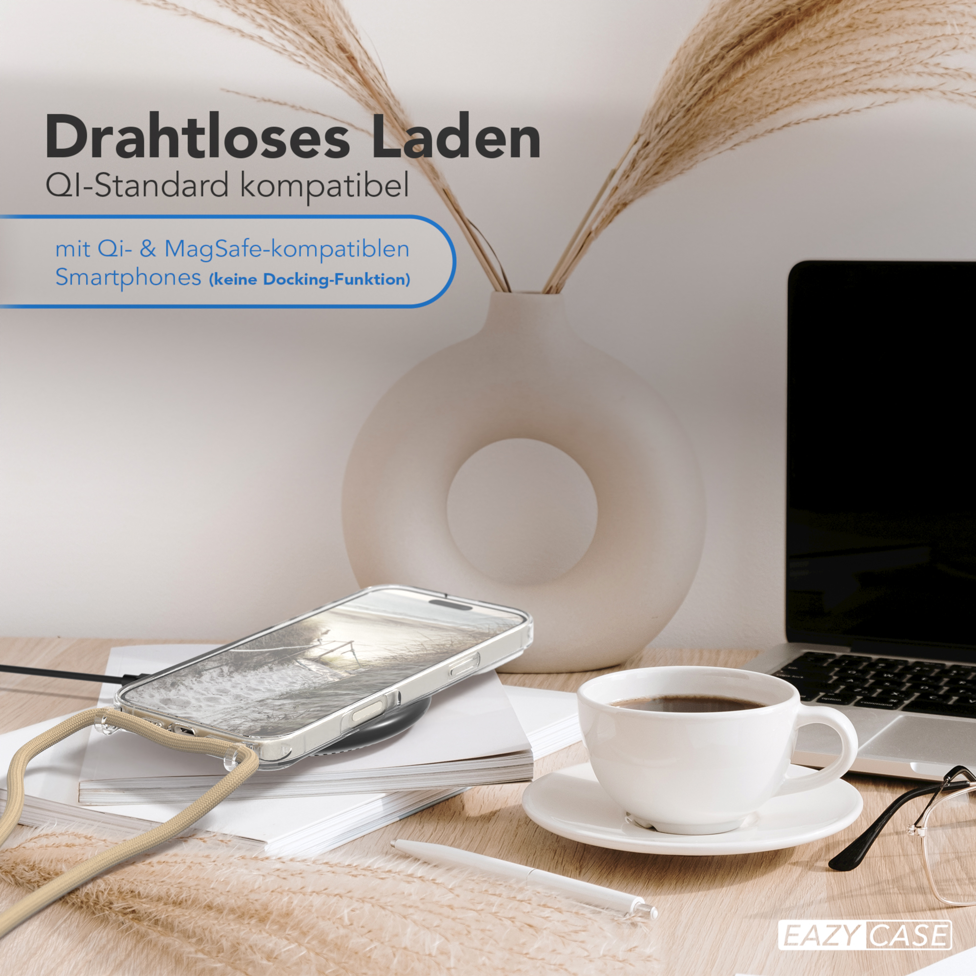 Telefon wird kabellos auf einem Ständer mit Tasse und Blumen geladen. Weißer Hintergrund.