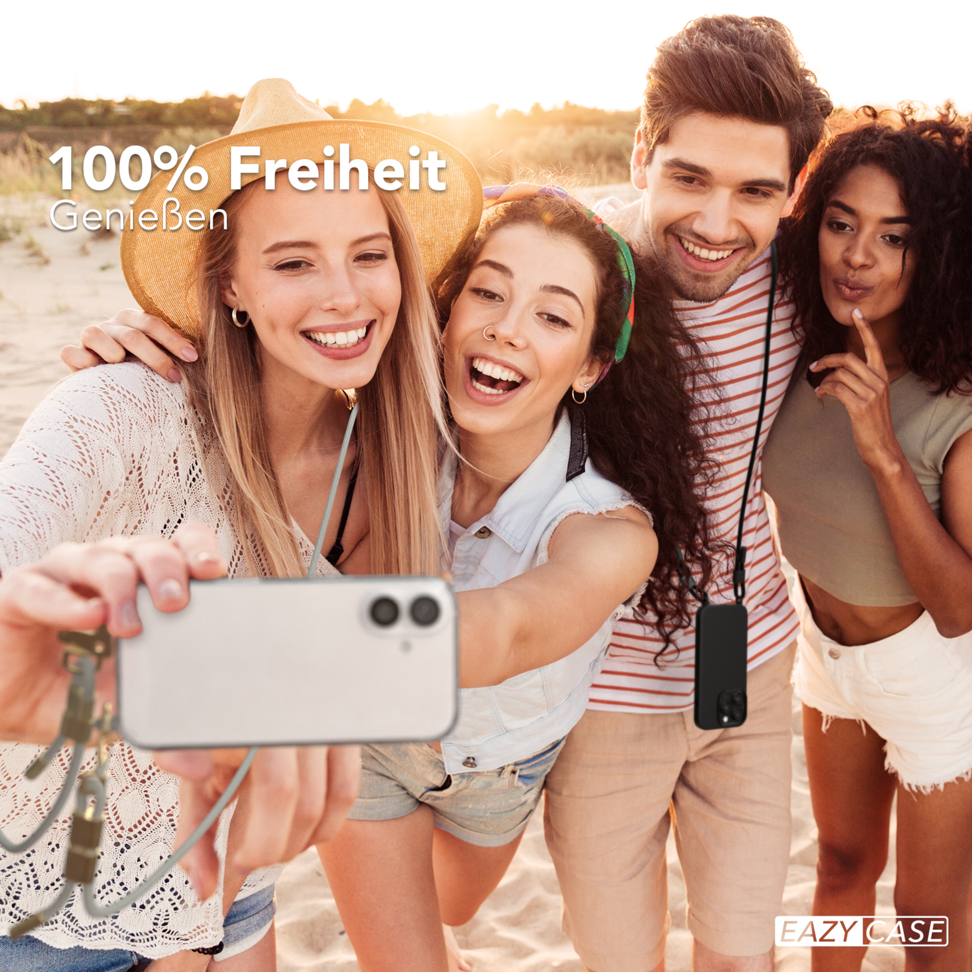 Vier Personen machen ein Selfie am Strand. Einer hält das Telefon mit einem Schlüsselband.