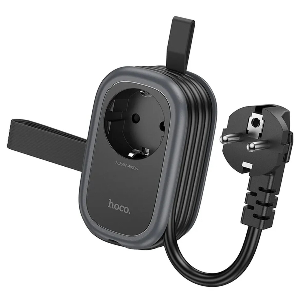 Schwarzer Netzadapter mit Eurostecker, an schwarzem Kabel, und Steckdose.