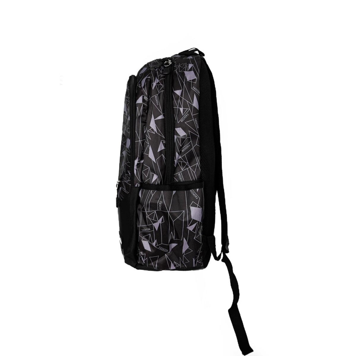 Ein schwarzer Rucksack mit geometrischem Design steht vor weißem Hintergrund. Er ist von der Seite zu sehen.