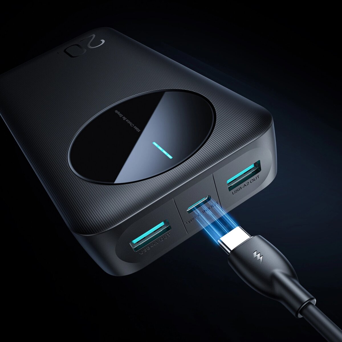 Czarny power bank z niebieskim światłem. Widoczne porty USB i USB-C, kabel ładujący.