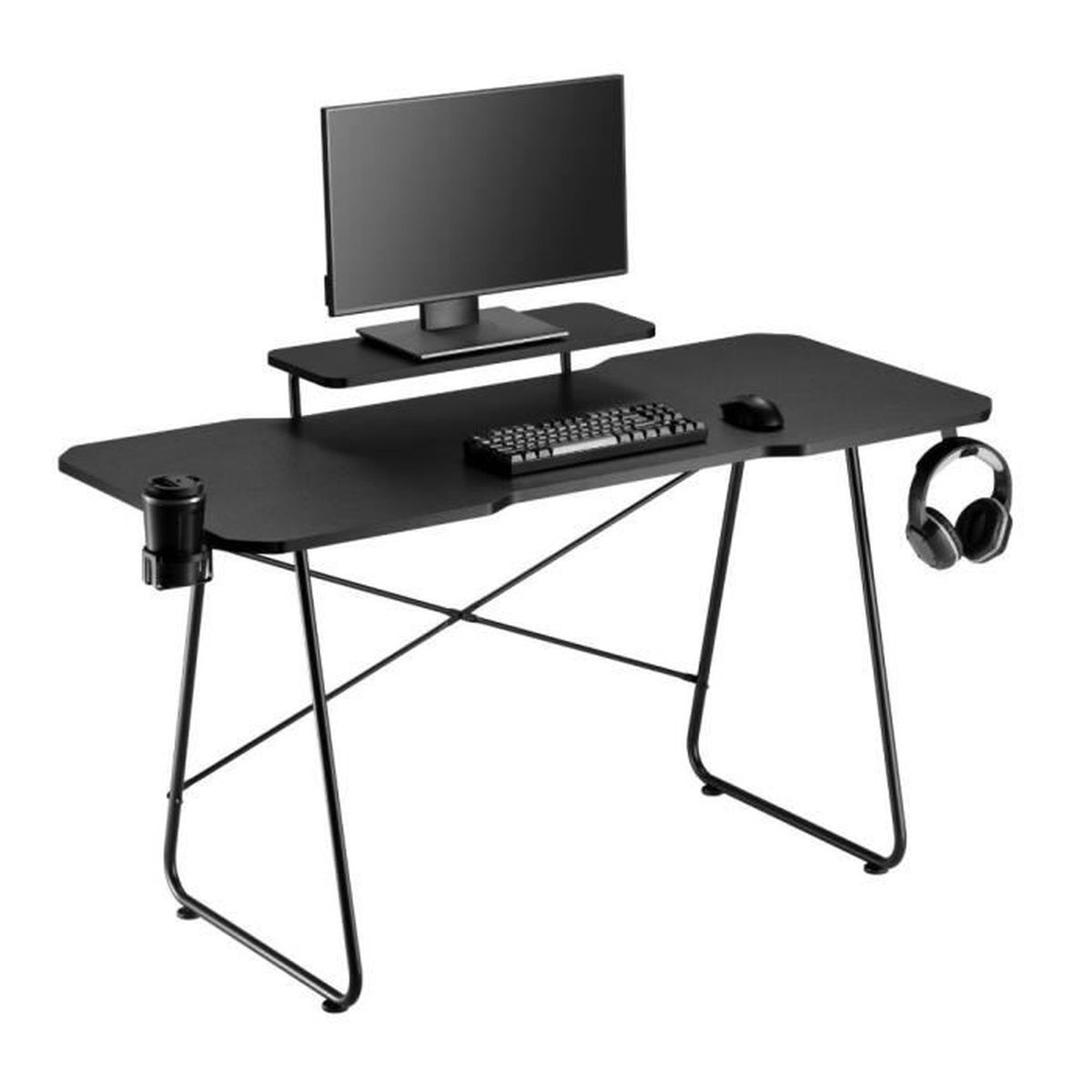 Schwarzer Gaming-Schreibtisch mit Monitor, Tastatur, Maus und Kopfhörern. Weißer Hintergrund.