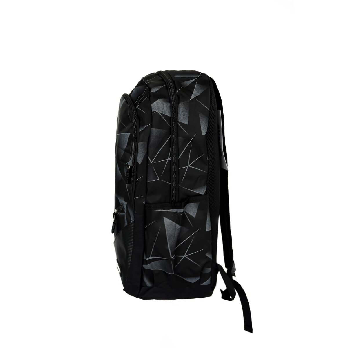 Ein schwarzer Rucksack mit geometrischem Muster. Der Rucksack ist von der Seite zu sehen.