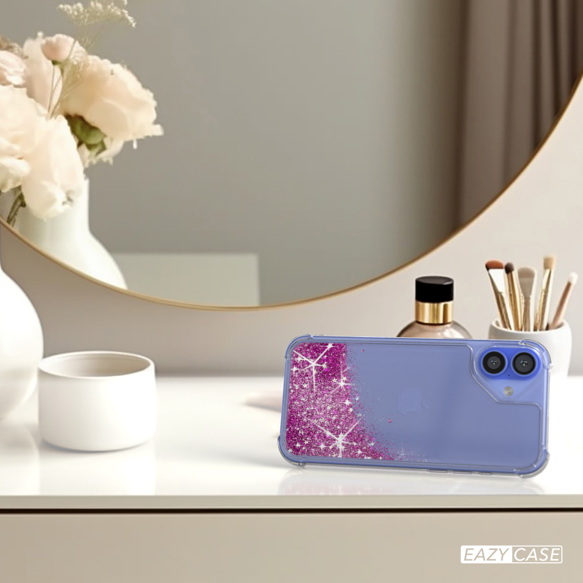 Handyhülle auf einem Tisch mit Make-up, Spiegel und Blumen in einer Vase.