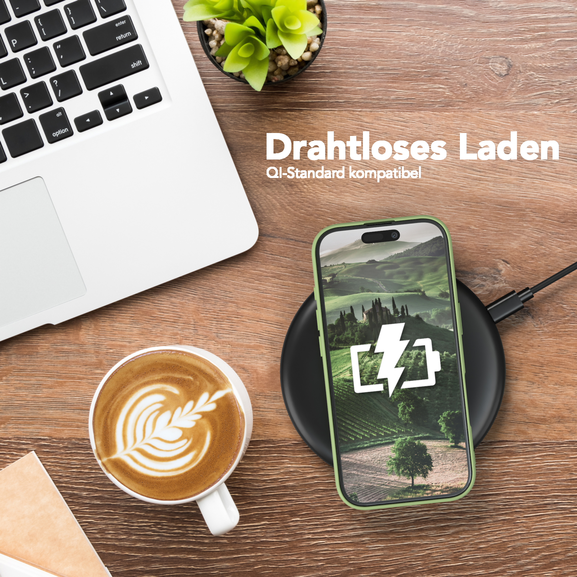 Telefon wird drahtlos auf einem schwarzen Ladepad geladen. Laptop, Kaffee und Pflanze auf dem Schreibtisch.