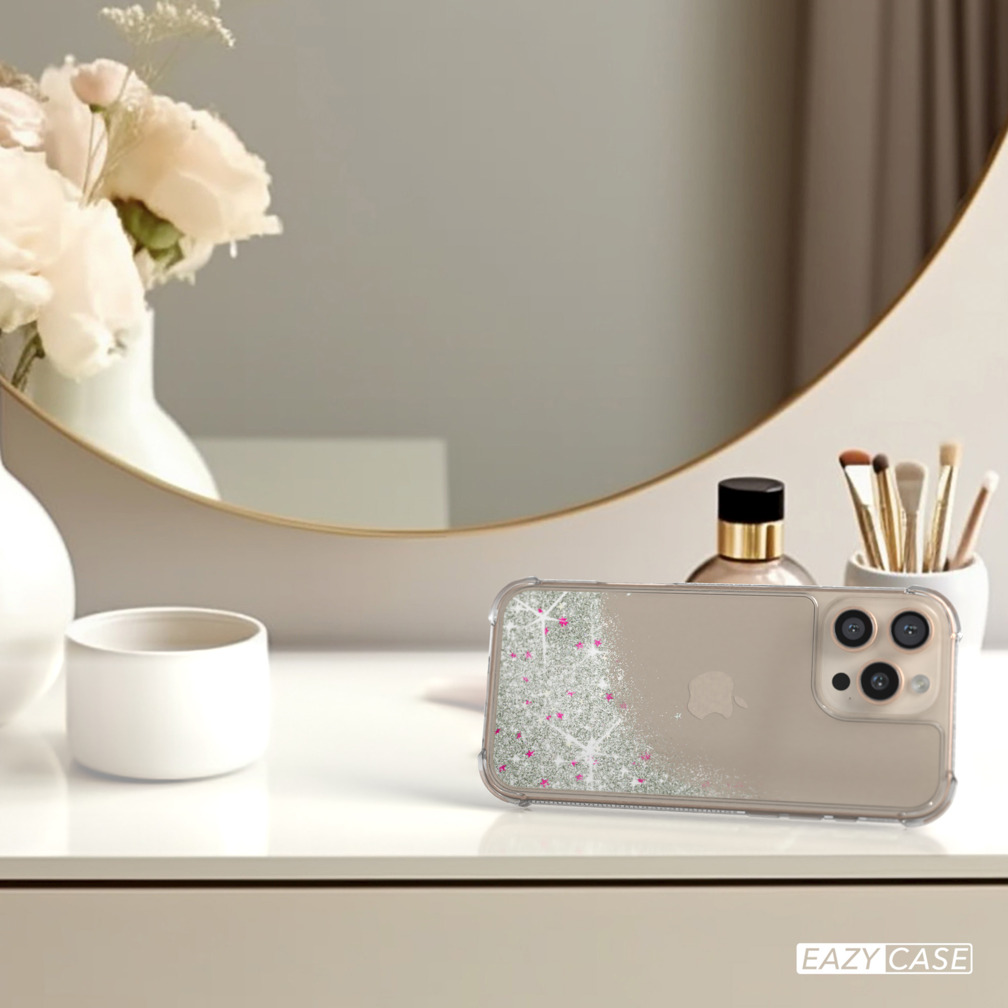 Handyhülle auf Tisch mit Spiegel, Blumen und Make-up.
