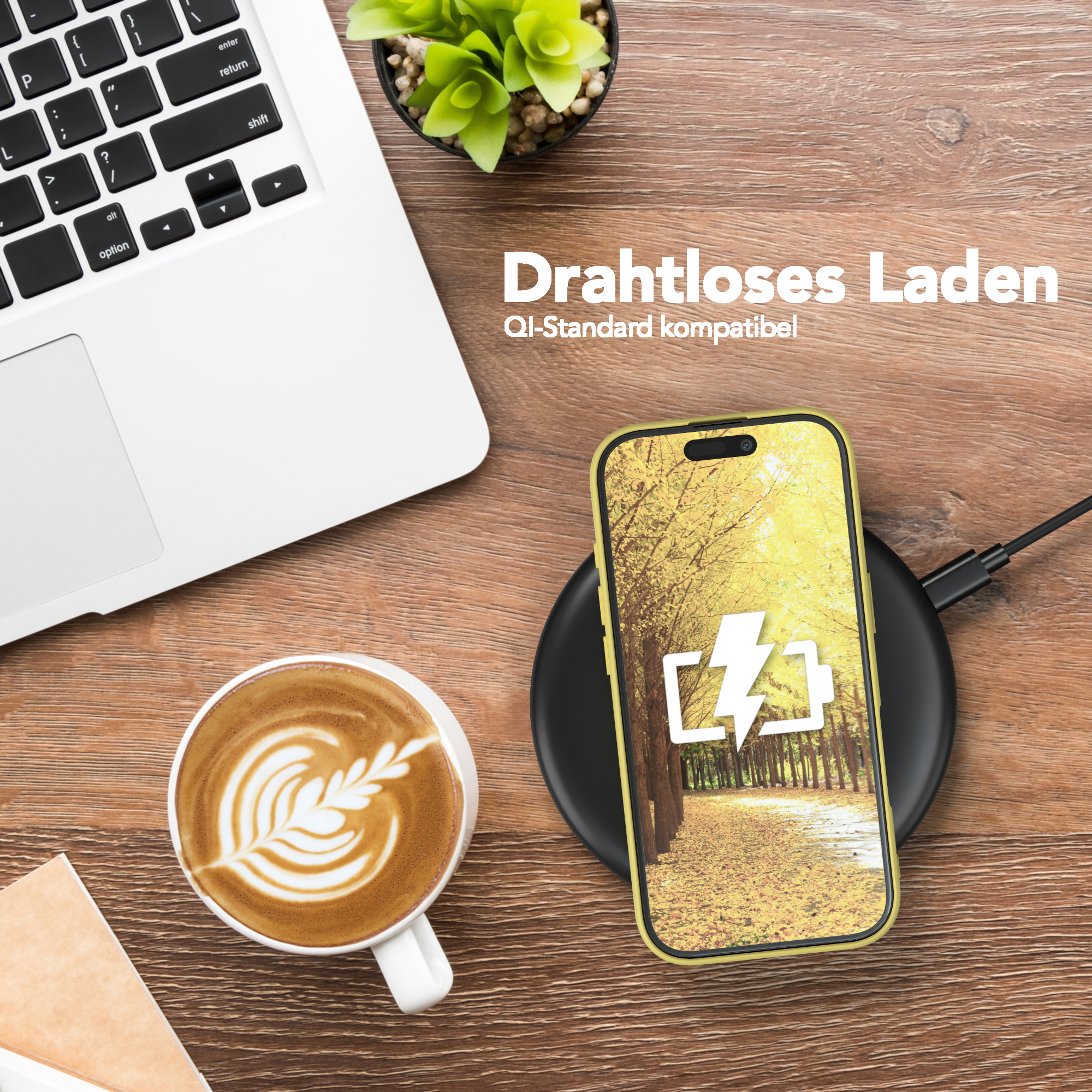 Telefon lädt kabellos, mit Kaffee und Laptop.