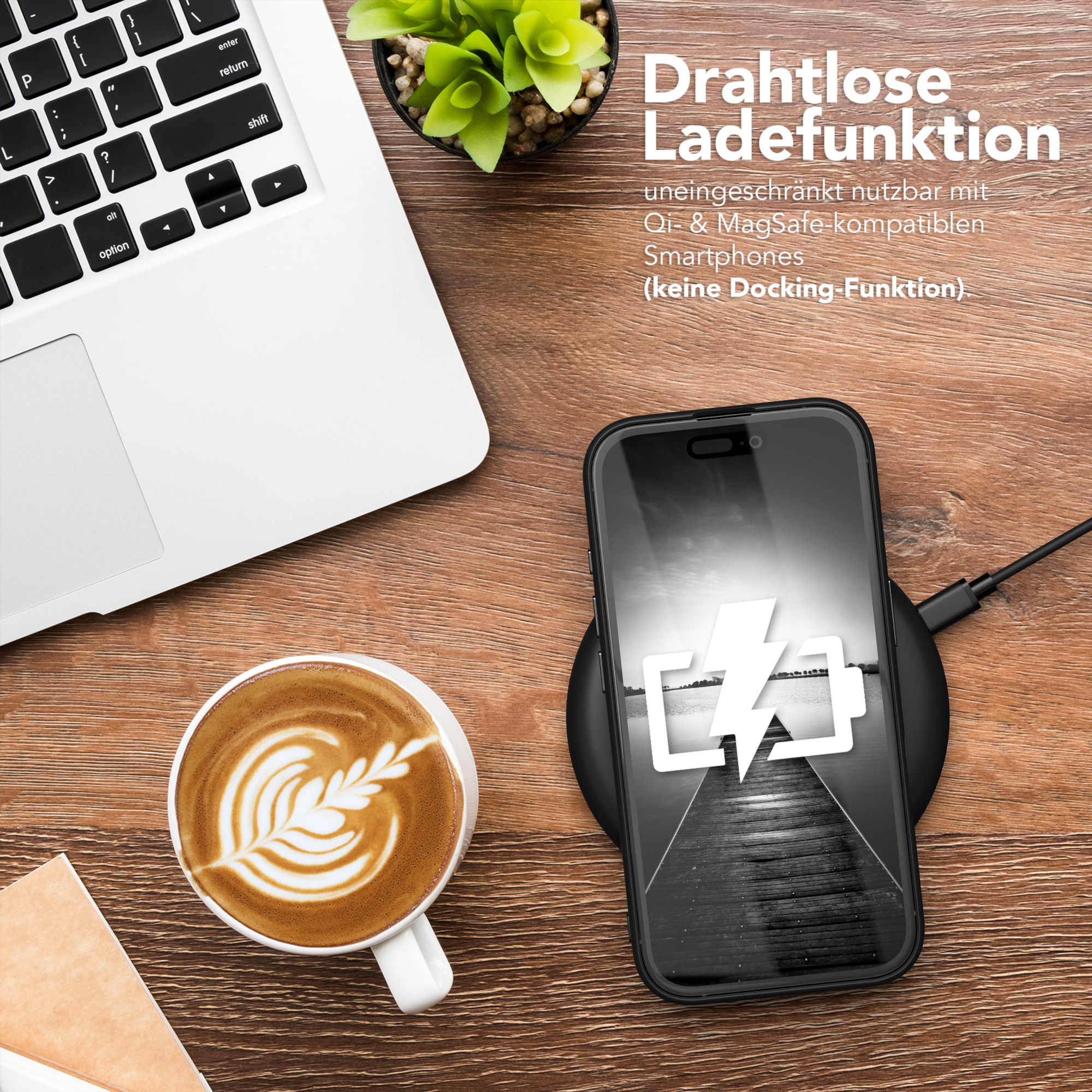 Ein Laptop, ein Telefon auf einem kabellosen Ladegerät und eine Kaffeetasse auf einem Holztisch.