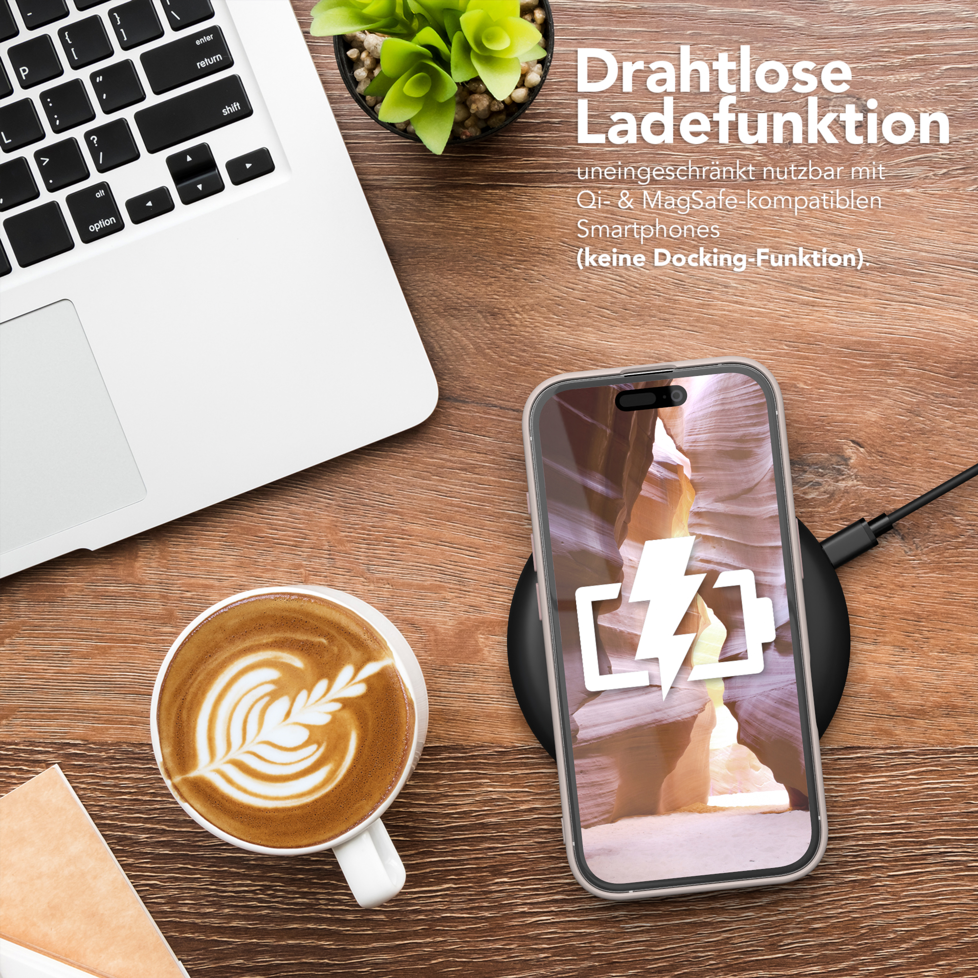 Ein Telefon auf einem kabellosen Ladegerät zeigt ein Ladesymbol. Ein Laptop und eine Tasse Kaffee stehen auf dem Holztisch.