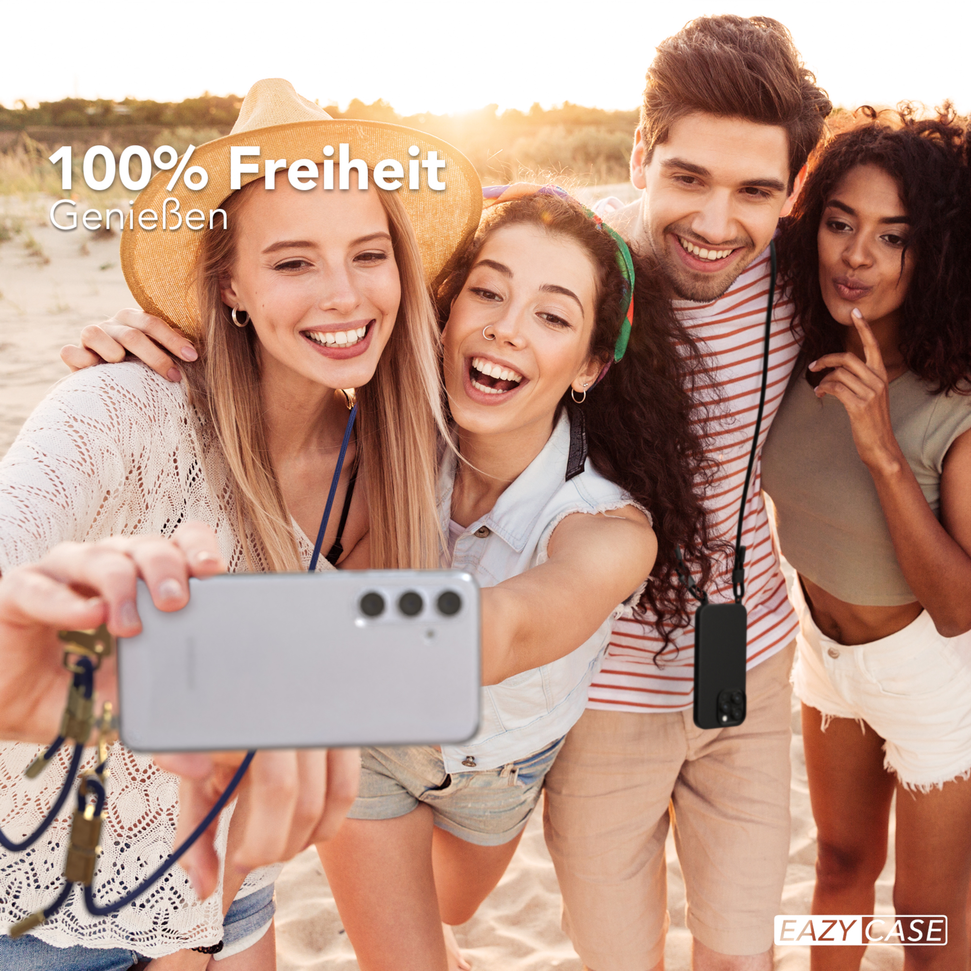 Vier junge Leute machen ein Selfie am Strand. Sie lächeln und halten ein Telefon. Der Text lautet '100% Freiheit'.
