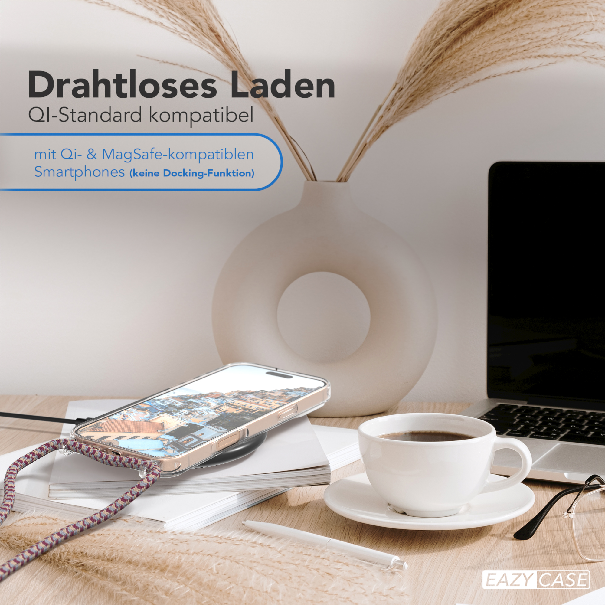 Telefon auf kabellosem Ladegerät. Kaffee, Laptop und Pflanze im Hintergrund. Text: Kabelloses Laden.