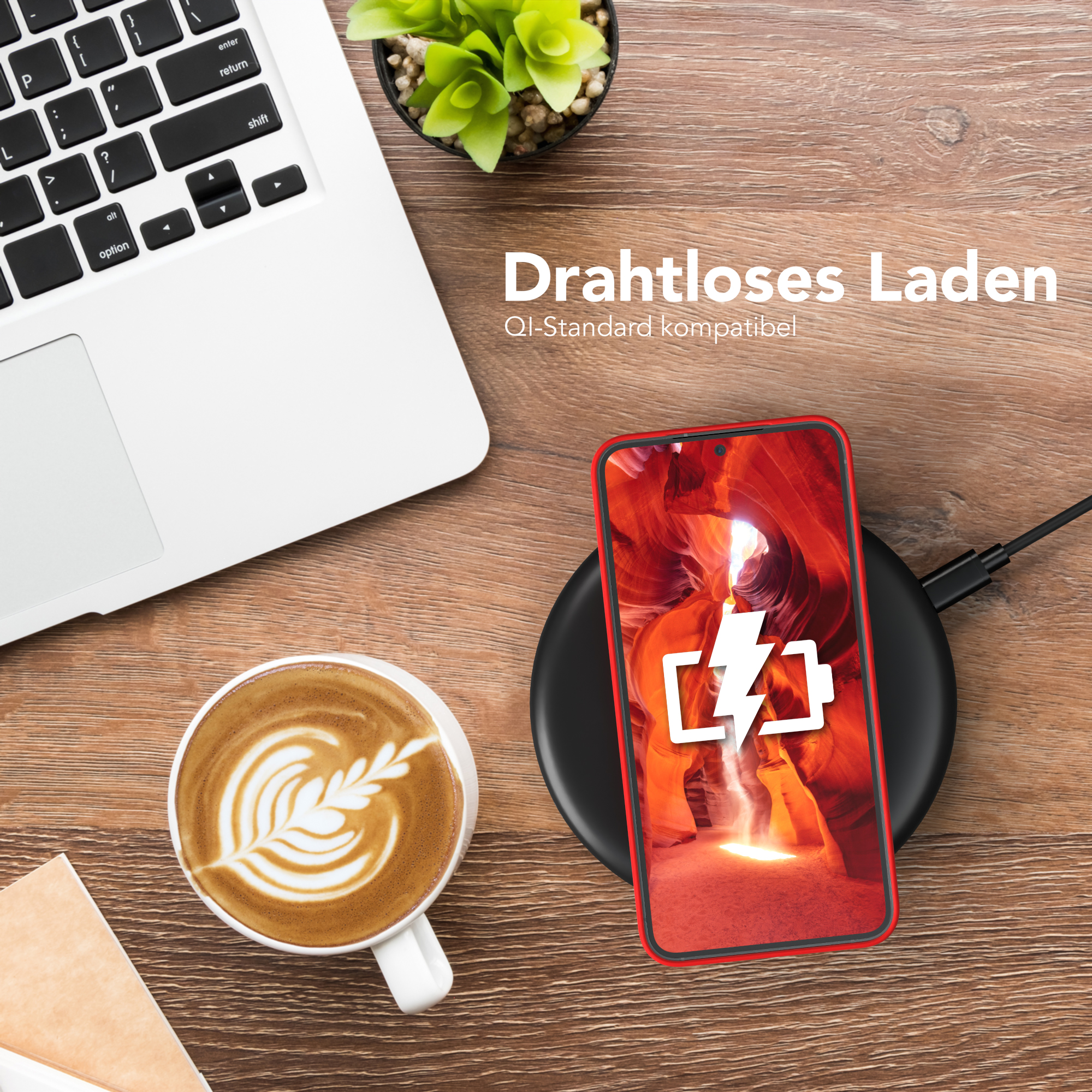 Telefon, das auf einem kabellosen Ladegerät aufgeladen wird, Laptop, Kaffeetasse auf Holzoberfläche.