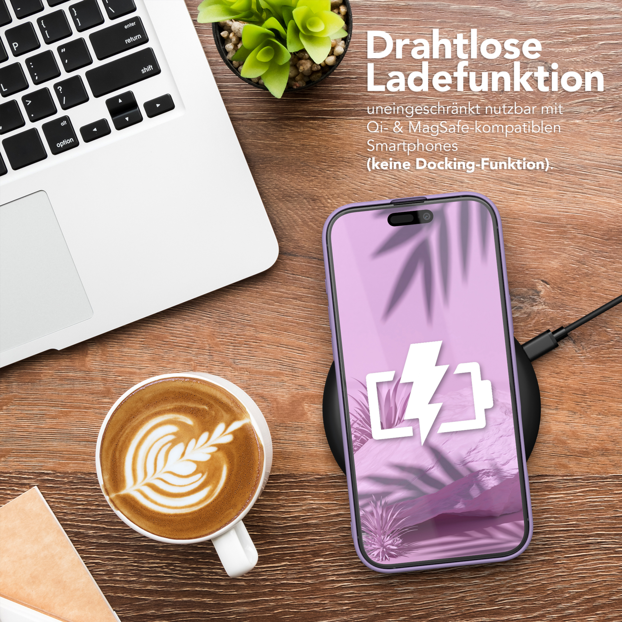 Telefon auf kabellosem Ladegerät, Kaffee und Laptop auf dem Schreibtisch. Text: Kabelloses Laden. Lila Handyhülle.