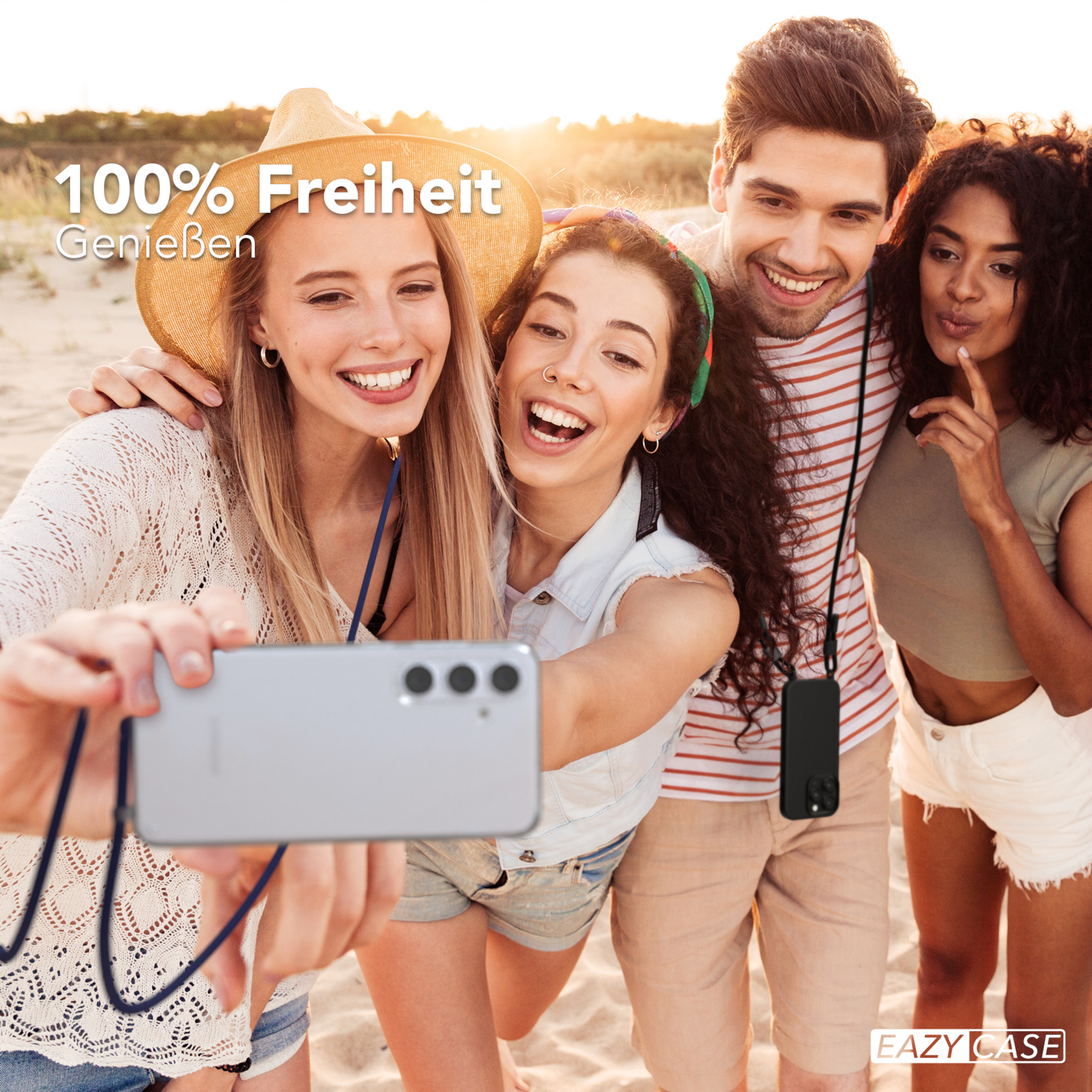 Vier Personen machen ein Selfie am Strand. Sie sind glücklich und tragen Sommerkleidung.