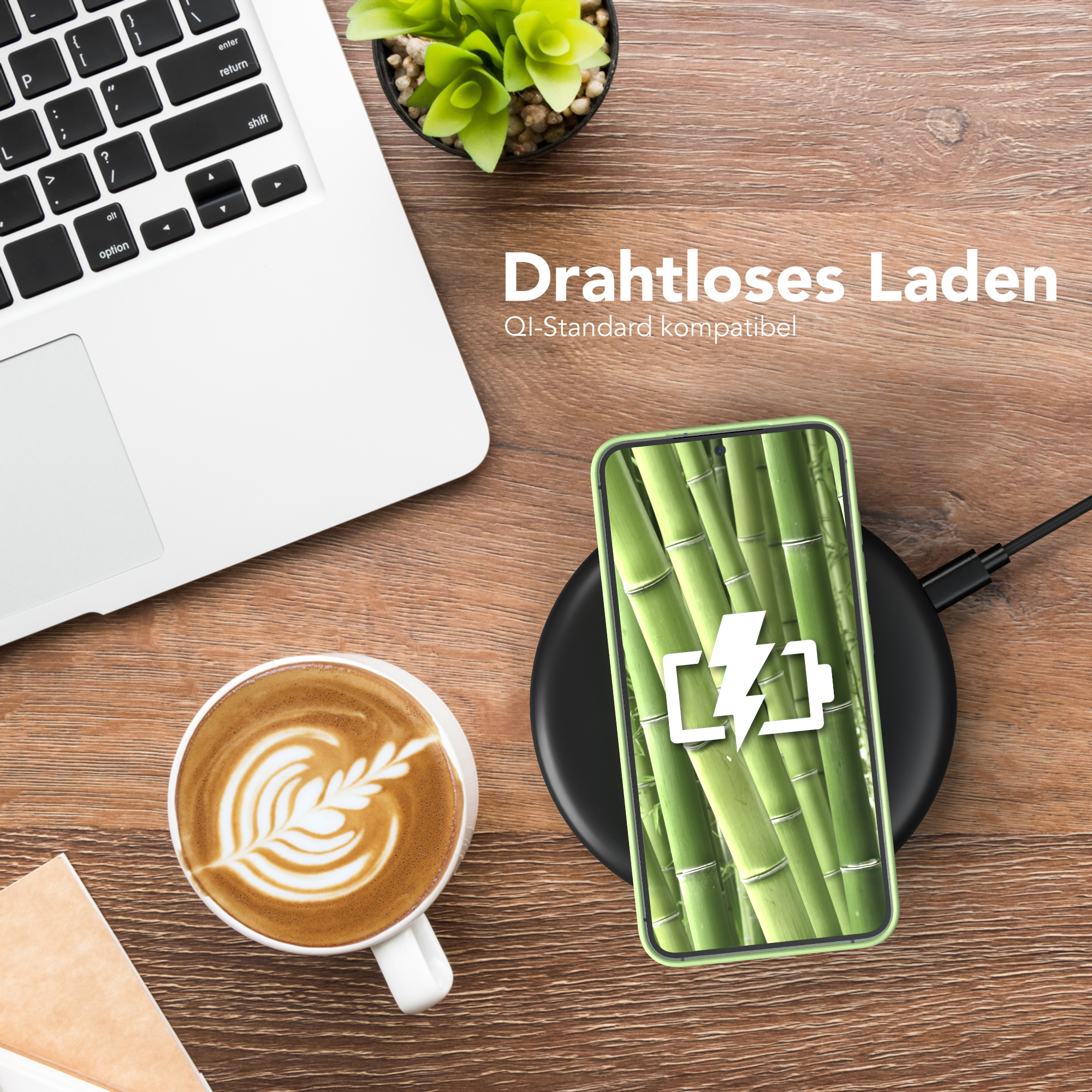 Smartphone auf einem kabellosen Ladegerät. Eine Tasse Kaffee und ein Laptop im Hintergrund.