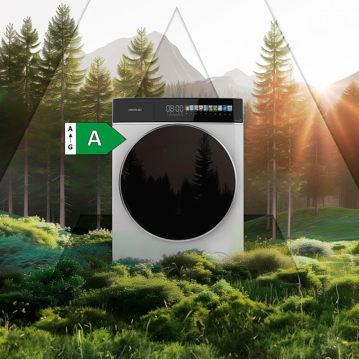 Lavatrice in un ambiente naturale, alberi ed erba con etichetta di efficienza energetica.