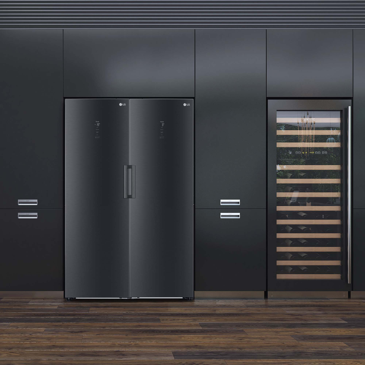Ciemna kuchnia z czarną lodówką LG i chłodziarką do wina. Drewniana podłoga.