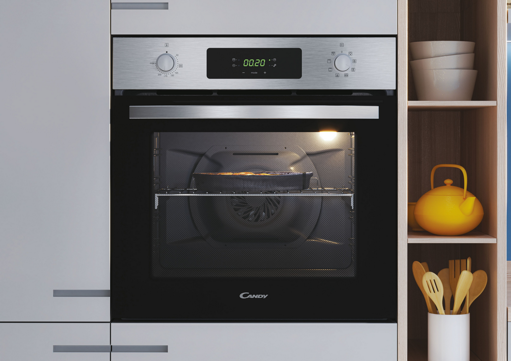 Forno a incasso con vassoio di cibo all'interno. Display digitale in alto, mobili bianchi e mensole in legno.