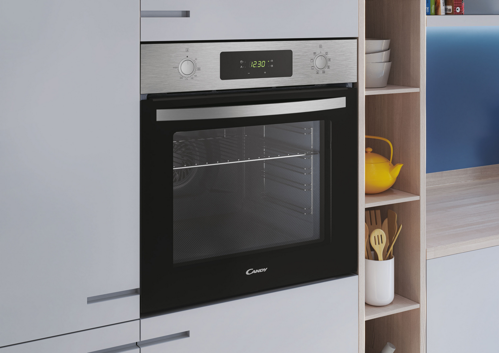 Forno a incasso in una cucina. Il display digitale mostra 12:30. Design argento e nero.