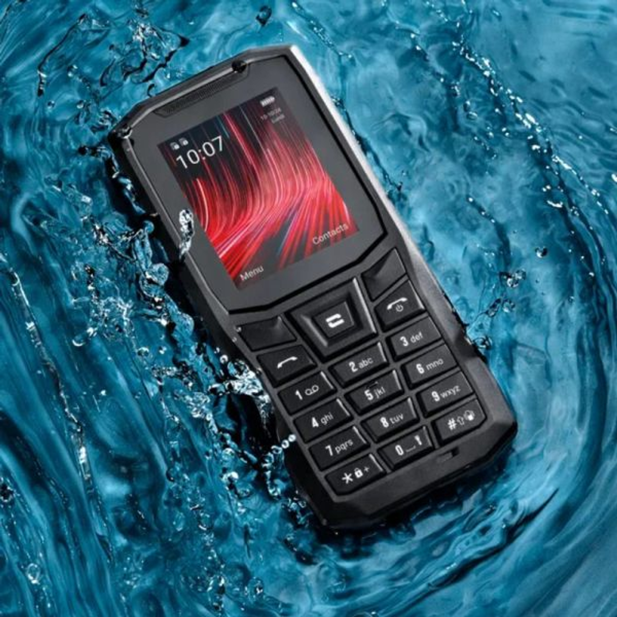 Telefono nero robusto sommerso in acqua. Il display mostra un design rosso e l'ora.