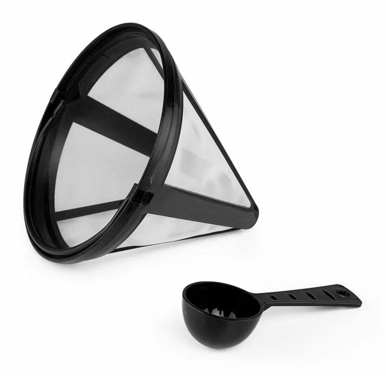 Czarny filtr do kawy i miarka na białym tle.