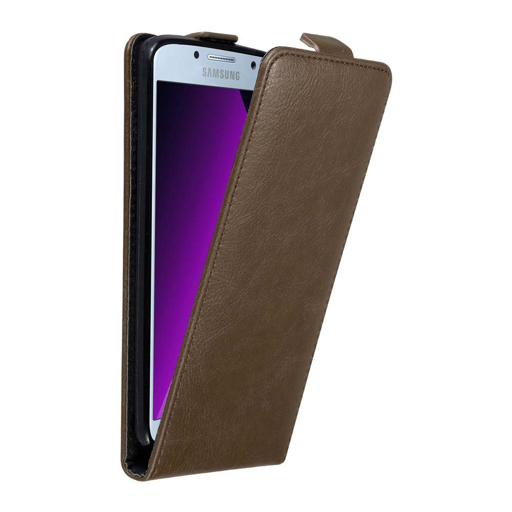 Funda de cuero marrón abierta para revelar el teléfono, sobre un fondo blanco.