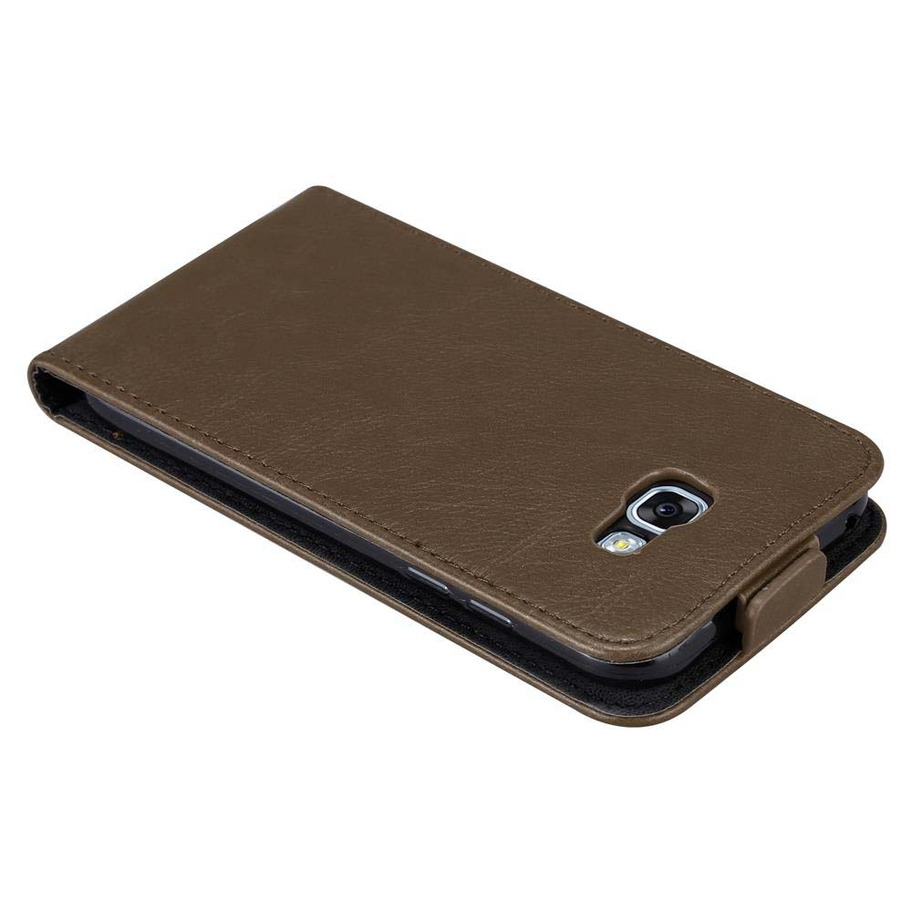 Funda de teléfono de cuero marrón, cerrada. Tiene un recorte para la cámara.