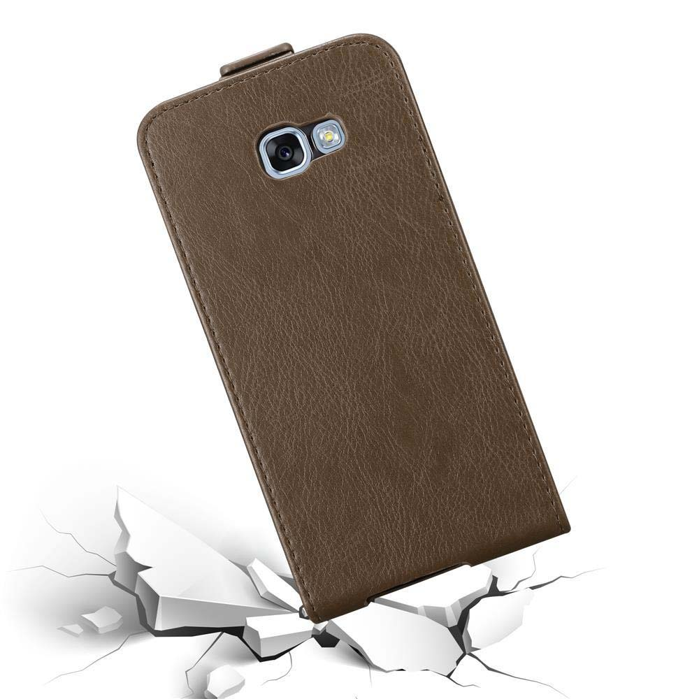 Funda de teléfono de cuero marrón, ligeramente abierta, en ángulo sobre una superficie agrietada.