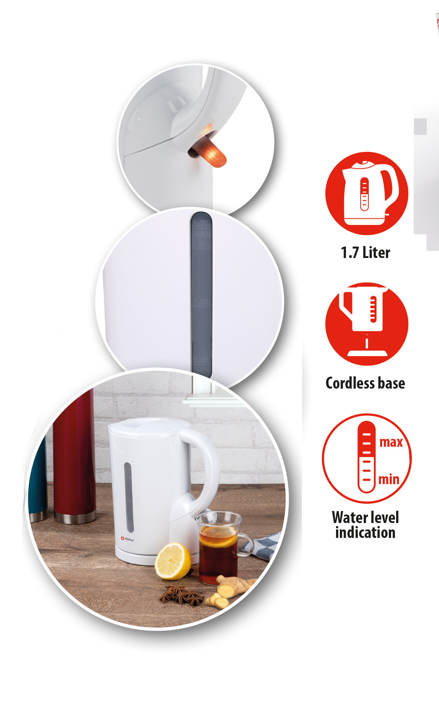 Ein weißer Wasserkocher mit einem Glas Tee. Eine Zitrone und Gewürze stehen auf dem Tisch.
