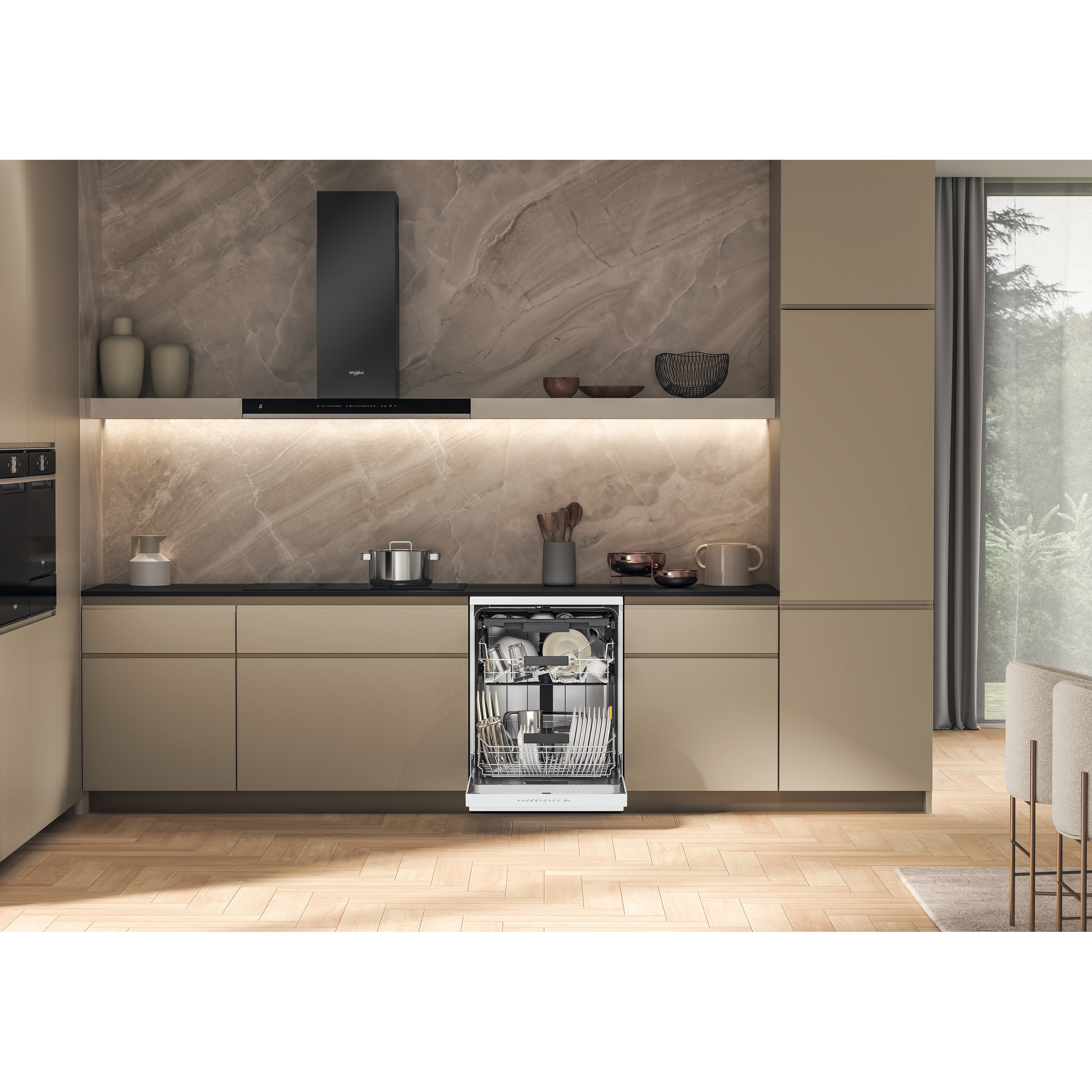 Küche mit Geschirrspüler. Offener Geschirrspüler mit Geschirr. Modernes Design mit neutralen Farben und Holzboden.