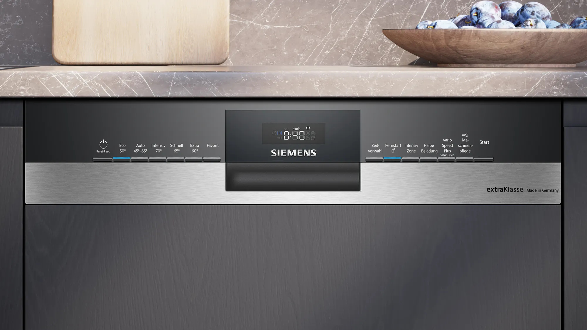 Nahaufnahme des Bedienfelds eines Siemens-Geschirrspülers. Schwarzes Panel mit Anzeige und Knöpfen. Pflaumen.