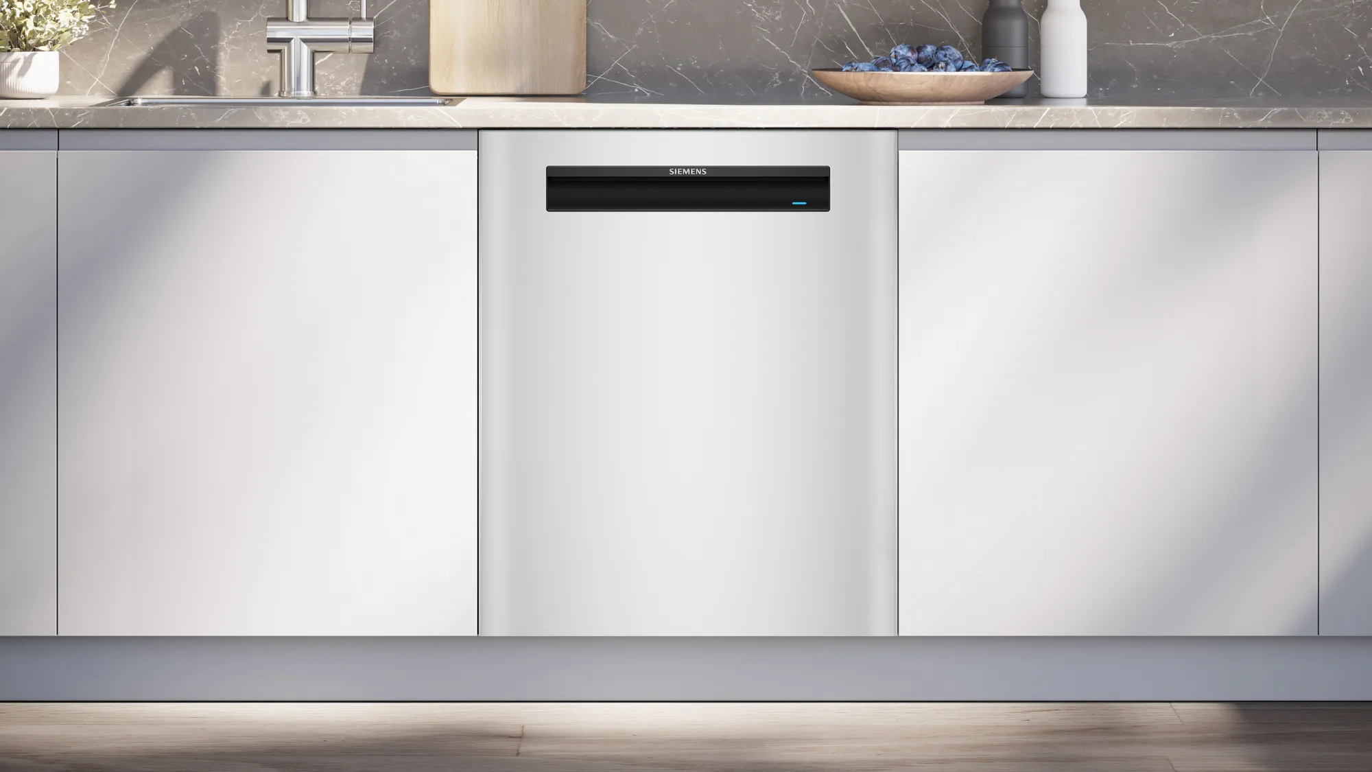 Ein weißer Siemens Geschirrspüler, eingebaut in einen Küchenschrank mit minimalistischem Design.