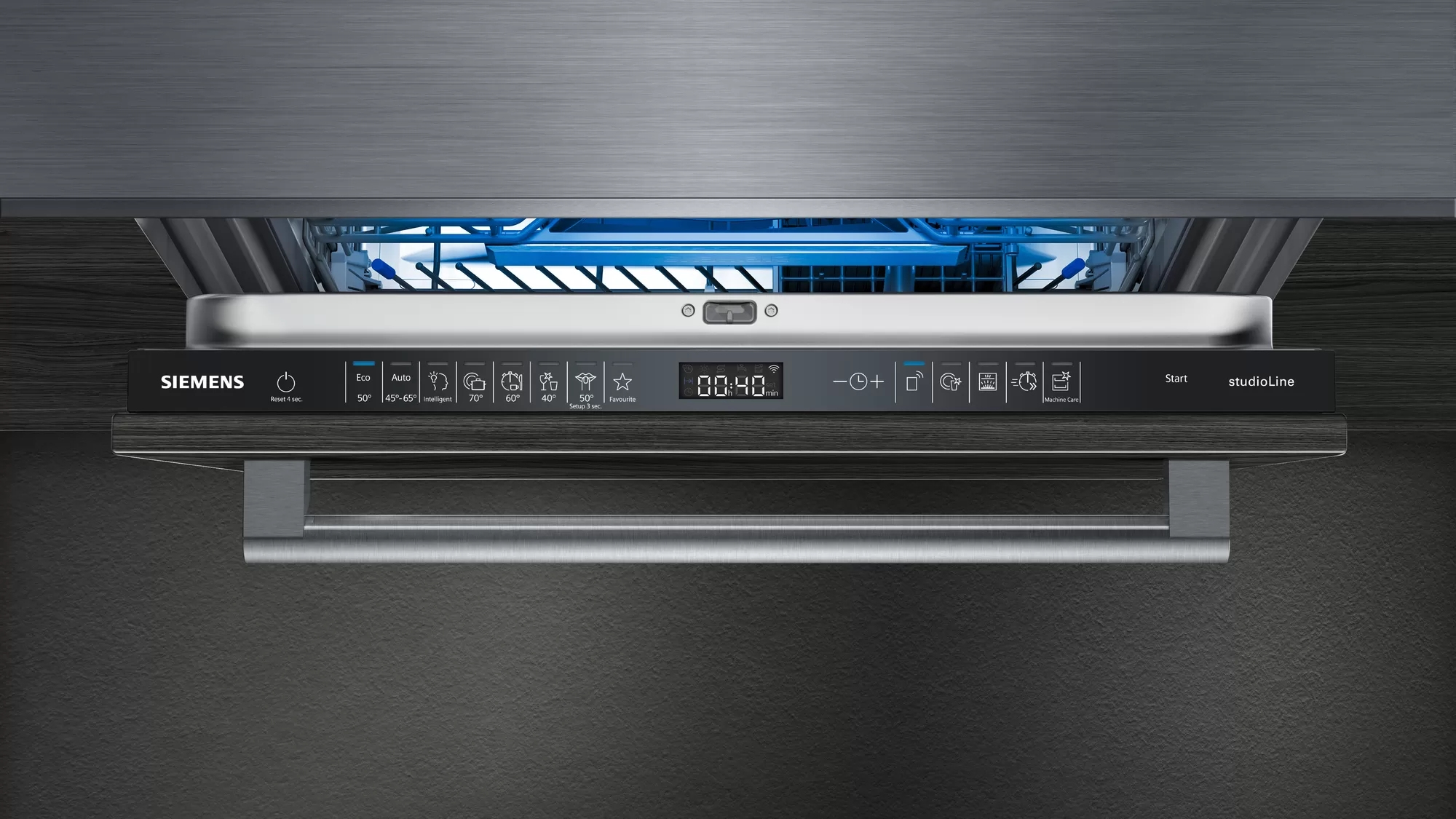 Pannello comandi lavastoviglie Siemens con maniglia nera. L'interno con luce blu è visibile.