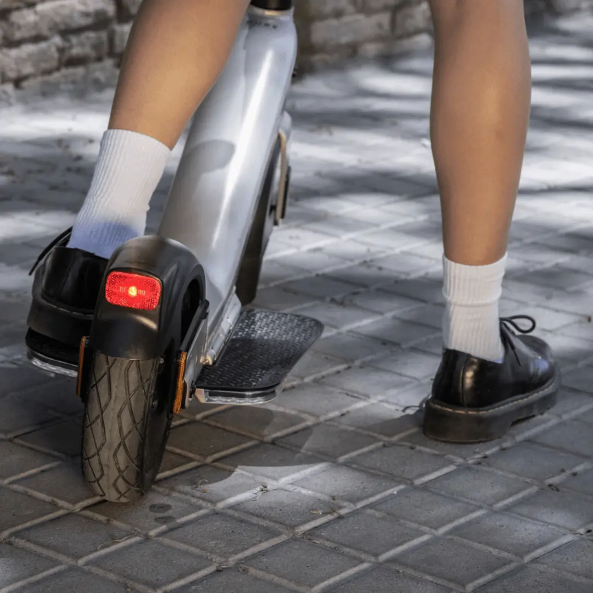 Eine weiße LG Waschmaschine mit dunkler blauer Trommel und Digitalanzeige.