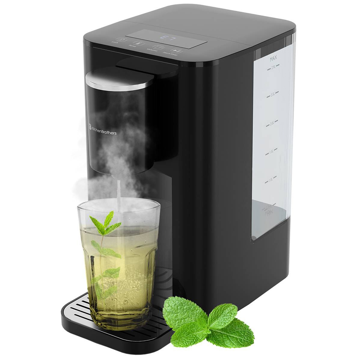 Zwarte waterdispenser met glas thee en muntblaadjes. Stoom stijgt op.