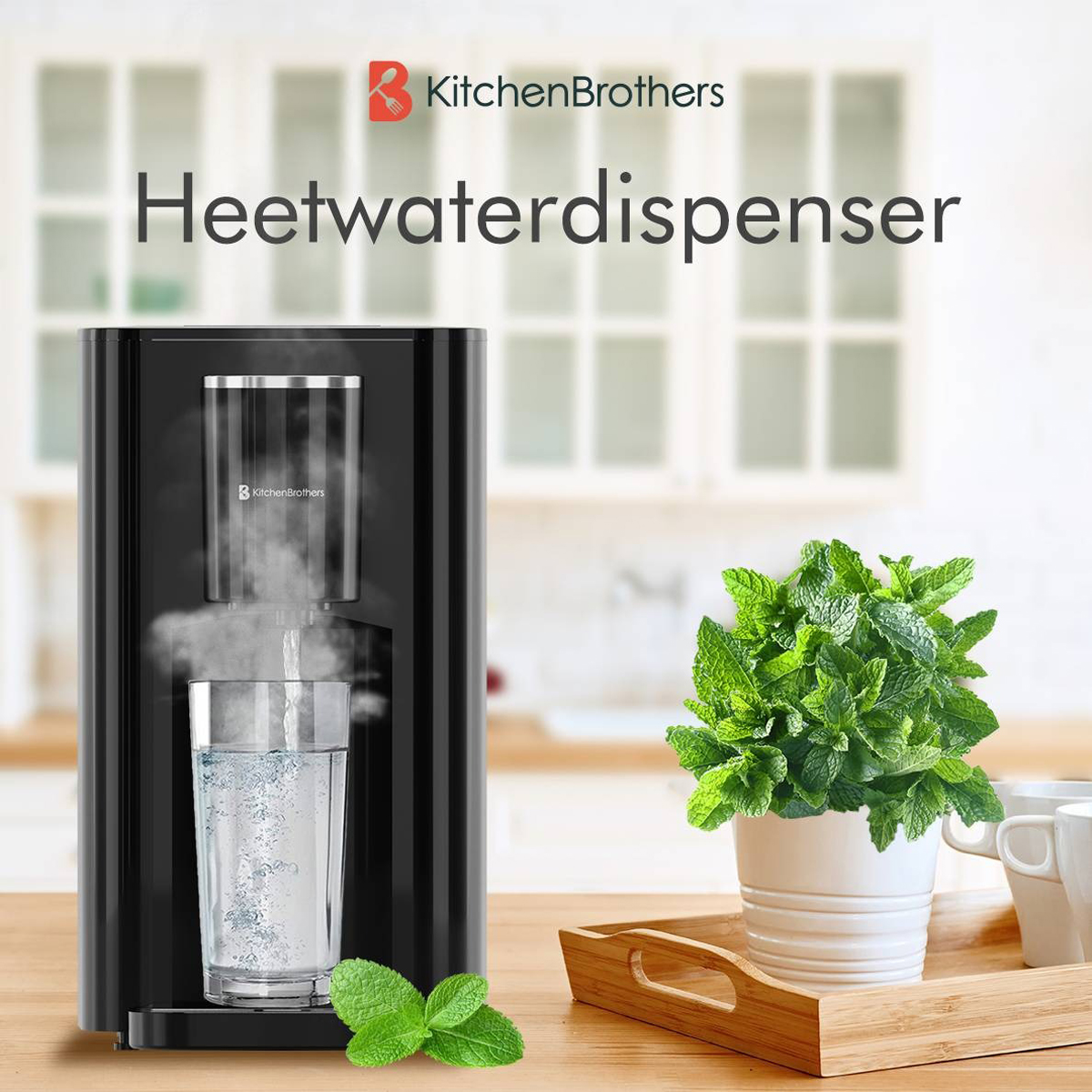 Zwarte waterdispenser met een glas vullen. Munt en witte kopjes op een dienblad.
