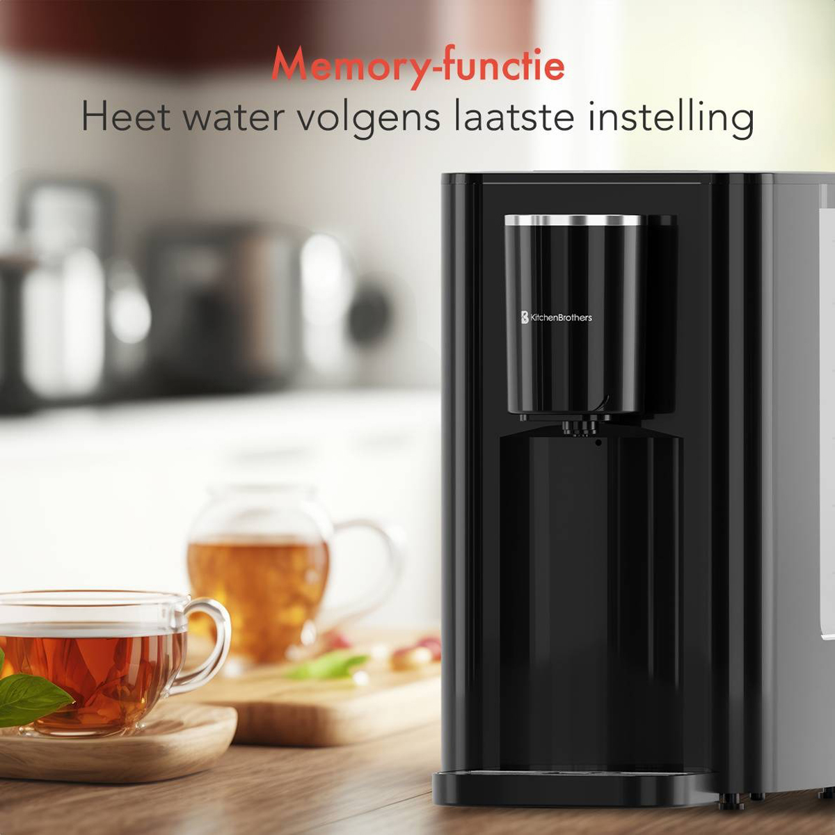 Zwarte warmwaterdispenser. Tekst vermeldt geheugenfunctie. Vage keukenachtergrond.