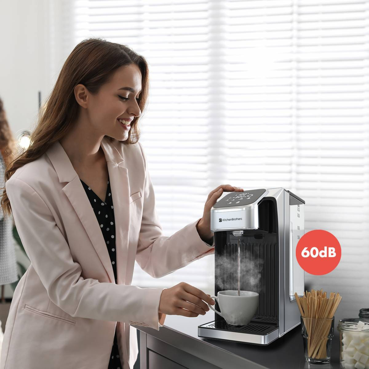 Femme utilise un distributeur d'eau pour remplir une tasse. Indicateur de niveau sonore visible.