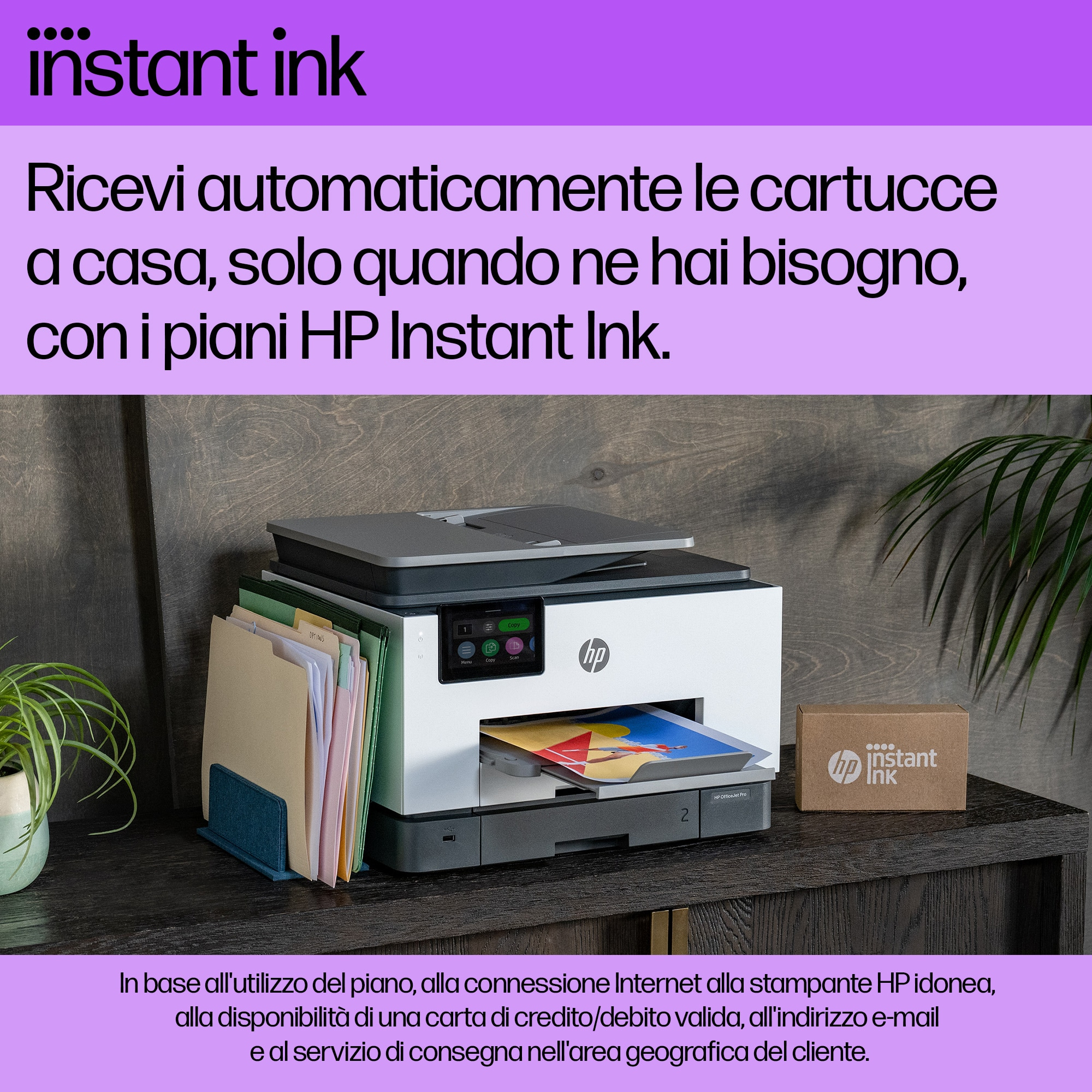Drukarka na drewnianym biurku z rośliną. Włoski tekst o HP Instant Ink.
