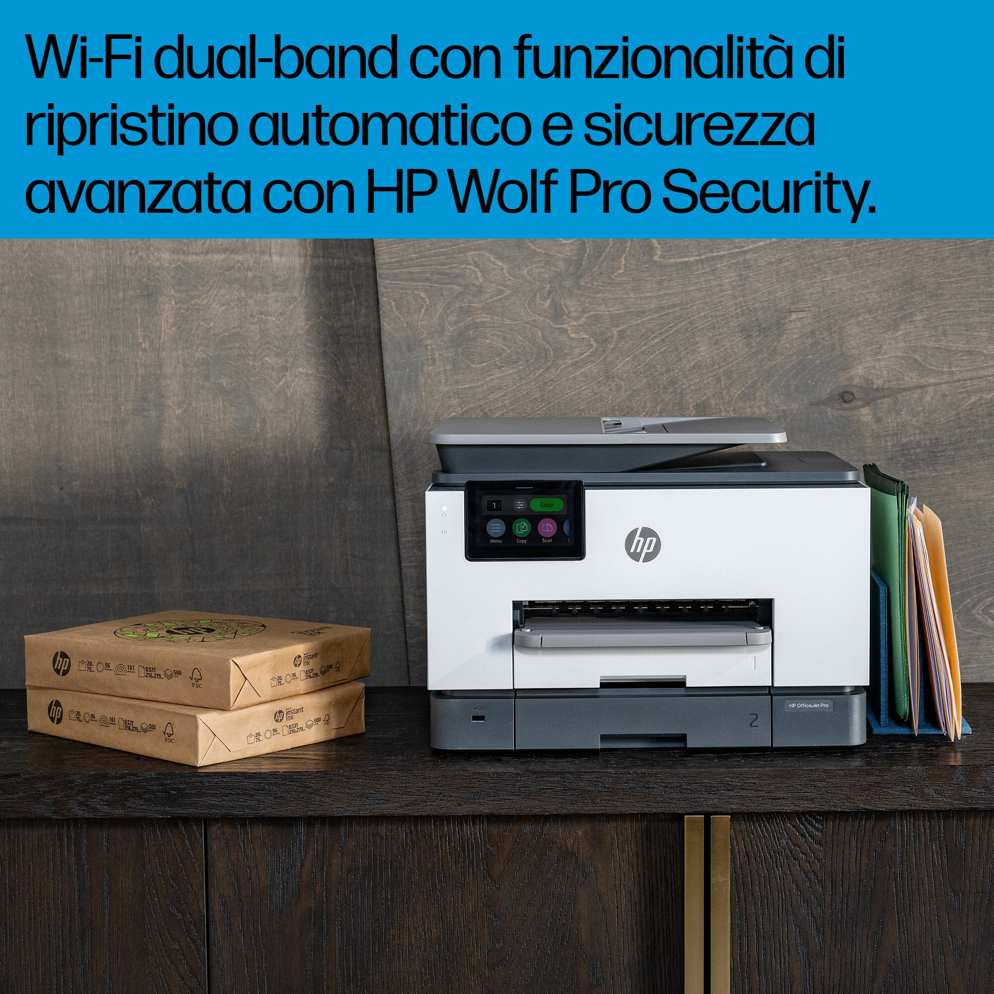 Drukarka HP na biurku, tekst o Wi-Fi i bezpieczeństwie, pudełka i foldery.