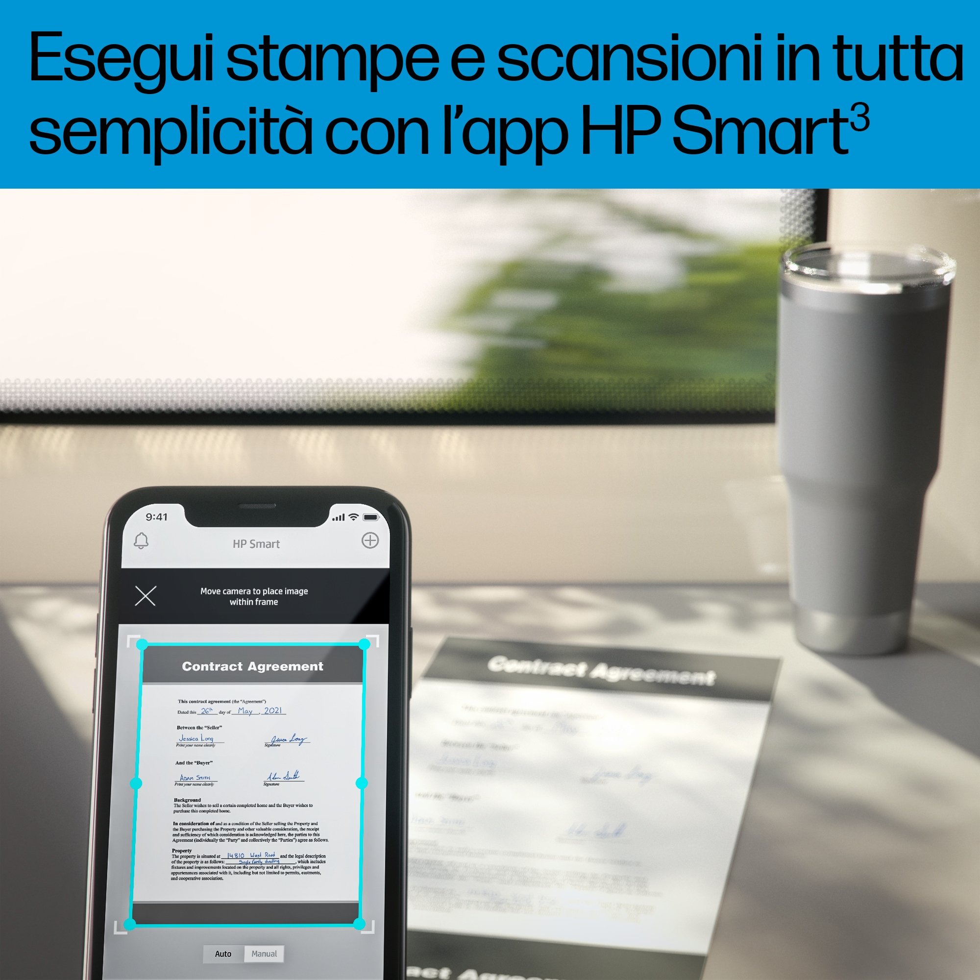 Smartfon skanuje dokument za pomocą aplikacji HP Smart. Kubek termiczny i dokument leżą na powierzchni.