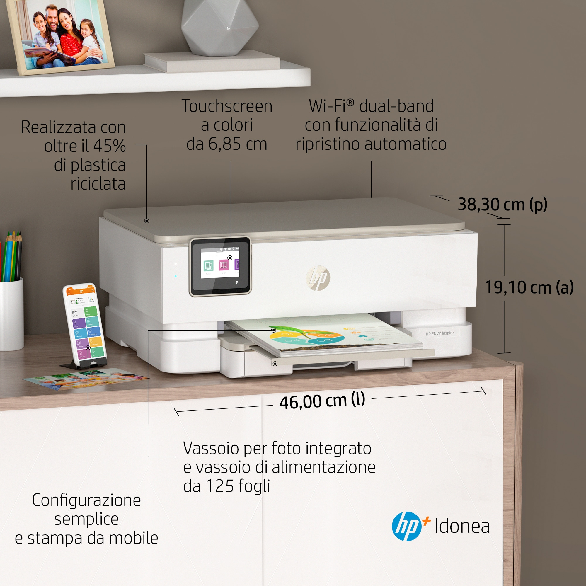 Una stampante HP bianca con touchscreen su una scrivania. C'è un telefono e una foto di famiglia accanto.