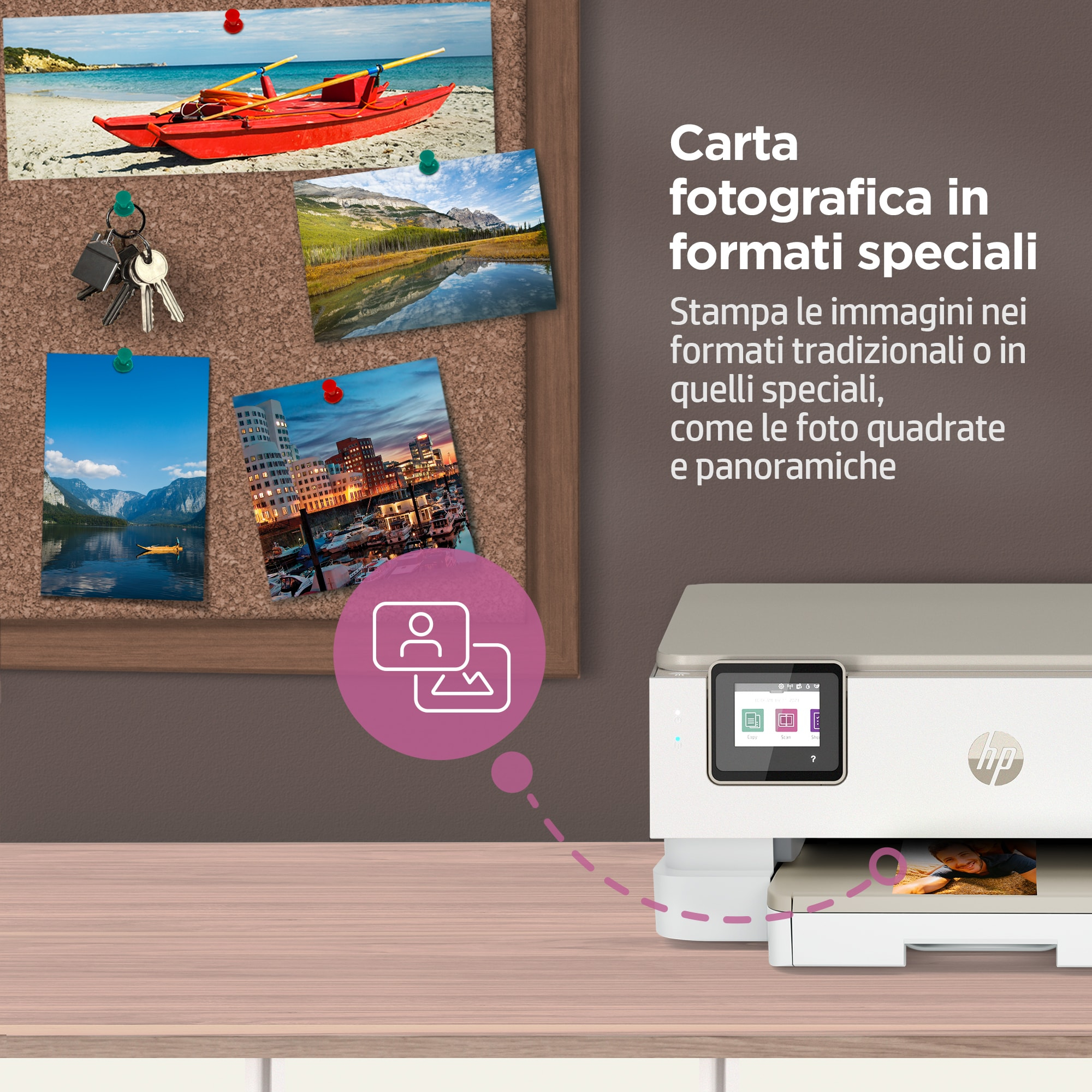 Stampante con foto su una bacheca di sughero. Testo in italiano pubblicizza formati speciali di carta fotografica.
