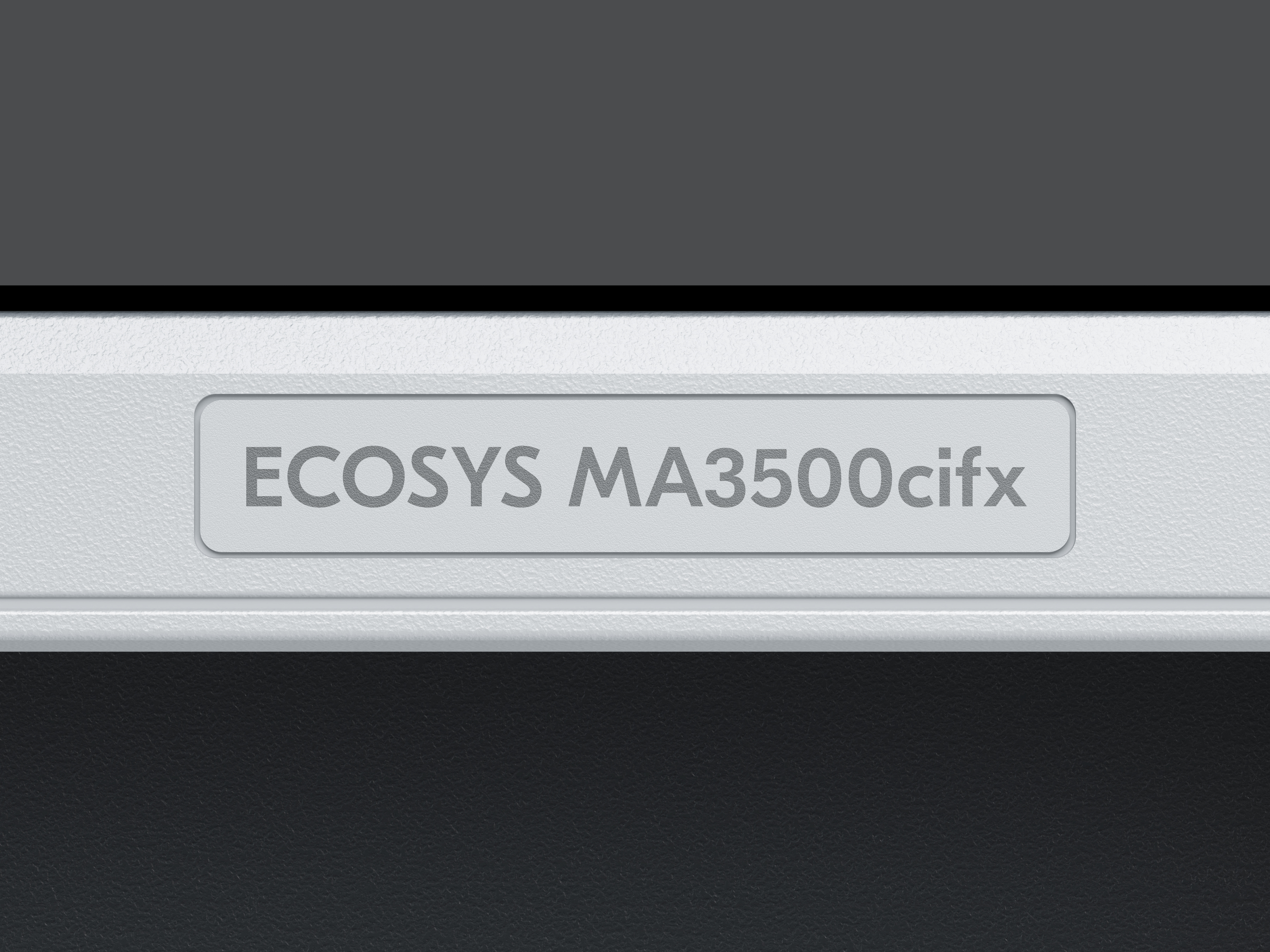 Primo piano dell'etichetta di una stampante con il testo 'ECOSYS MA3500cifx'. Sfondo grigio e nero.