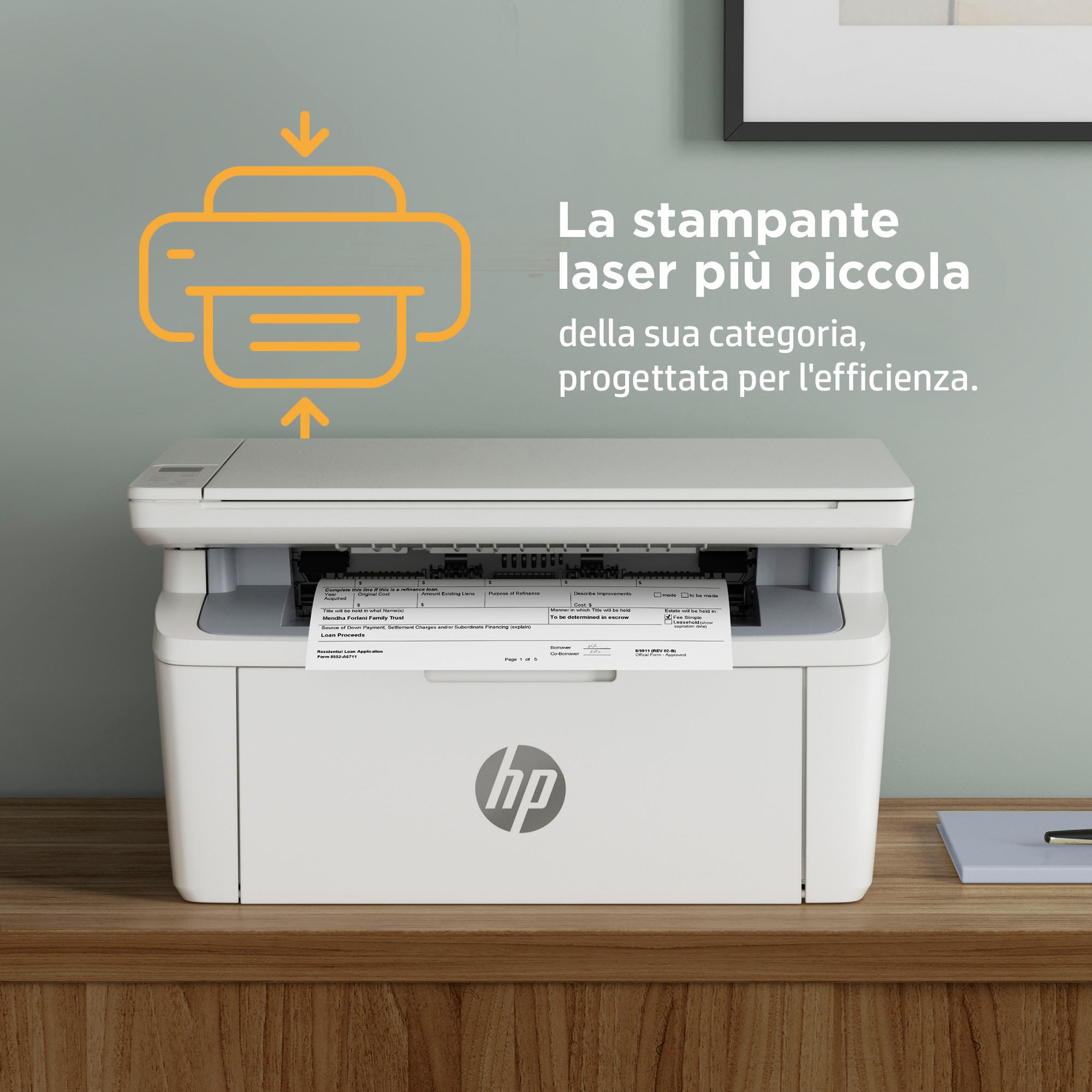 Una stampante HP bianca con un documento all'interno. La stampante è su un tavolo di legno.